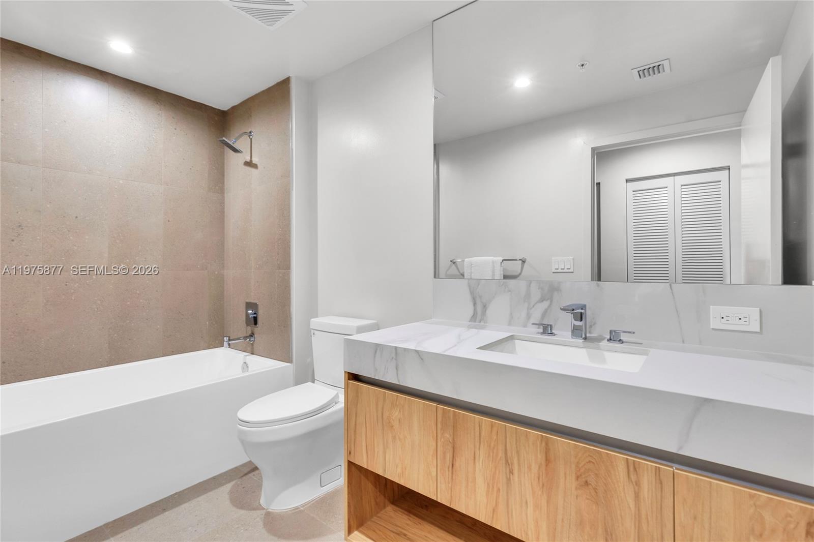 11 NE 6 St # 407