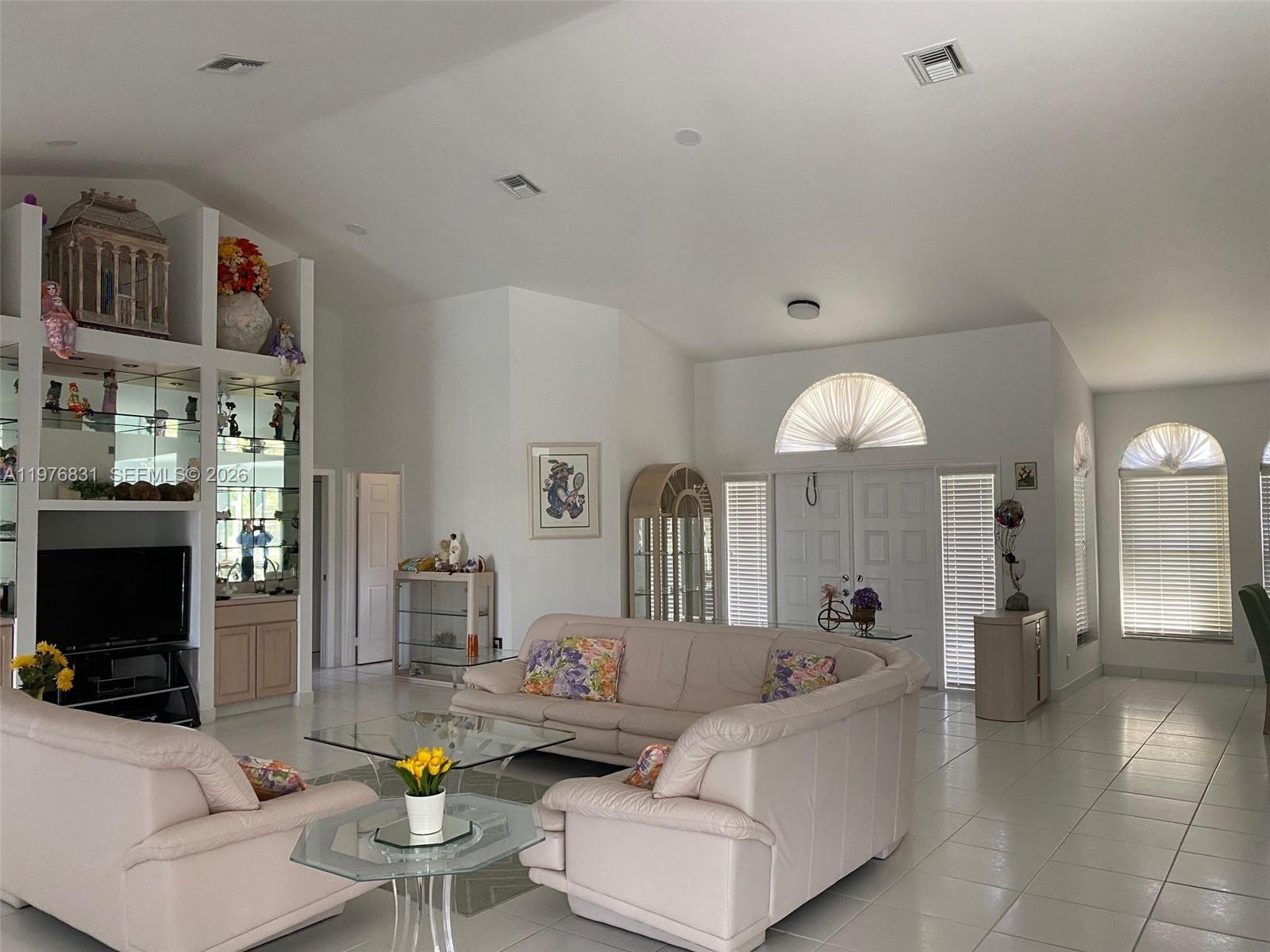 10310 Camelback Ln