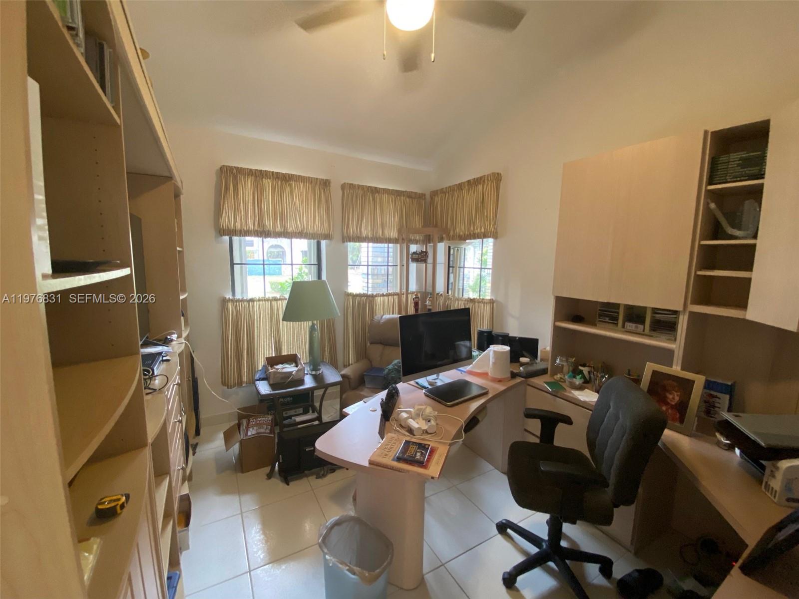 10310 Camelback Ln