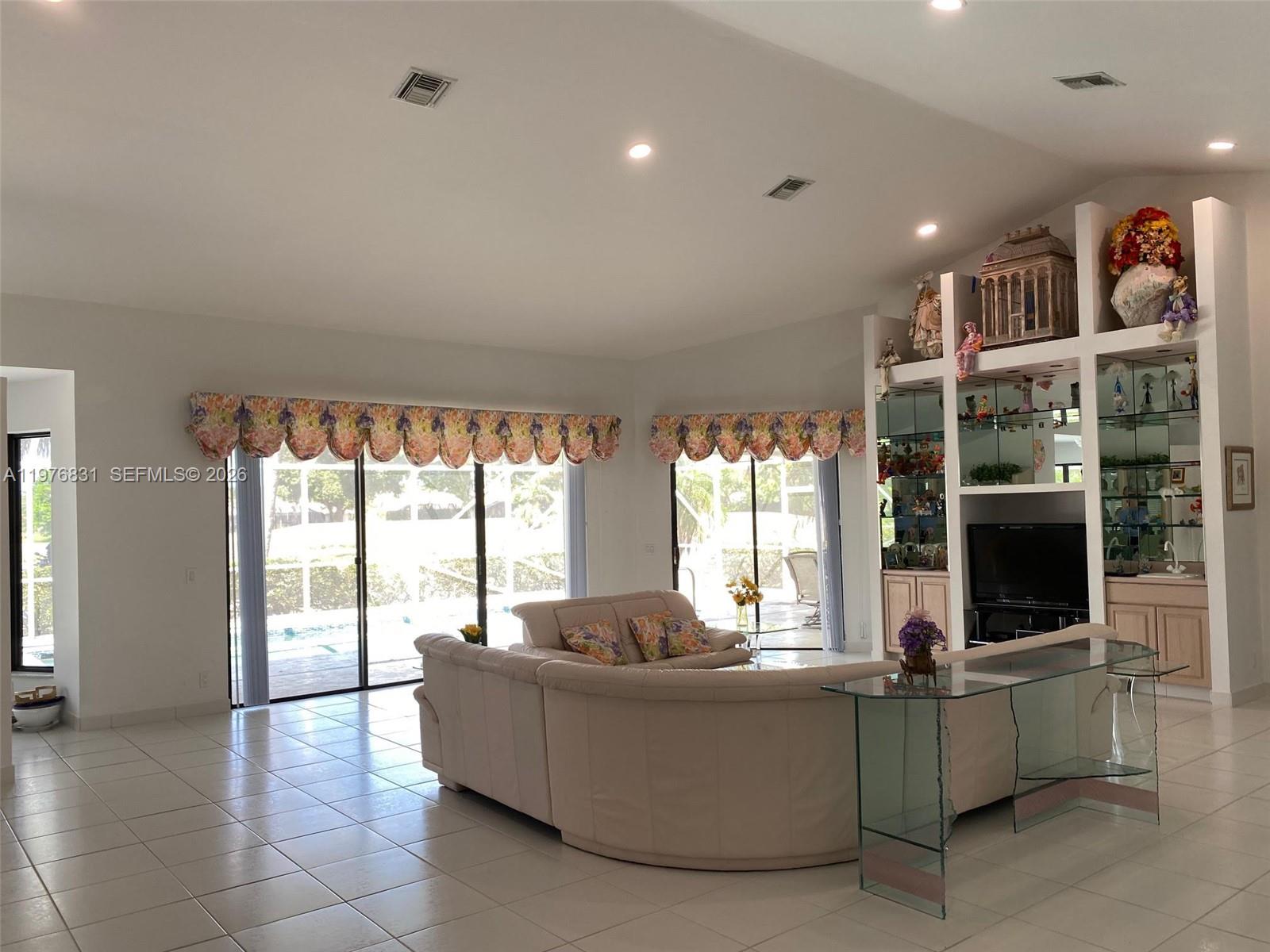 10310 Camelback Ln