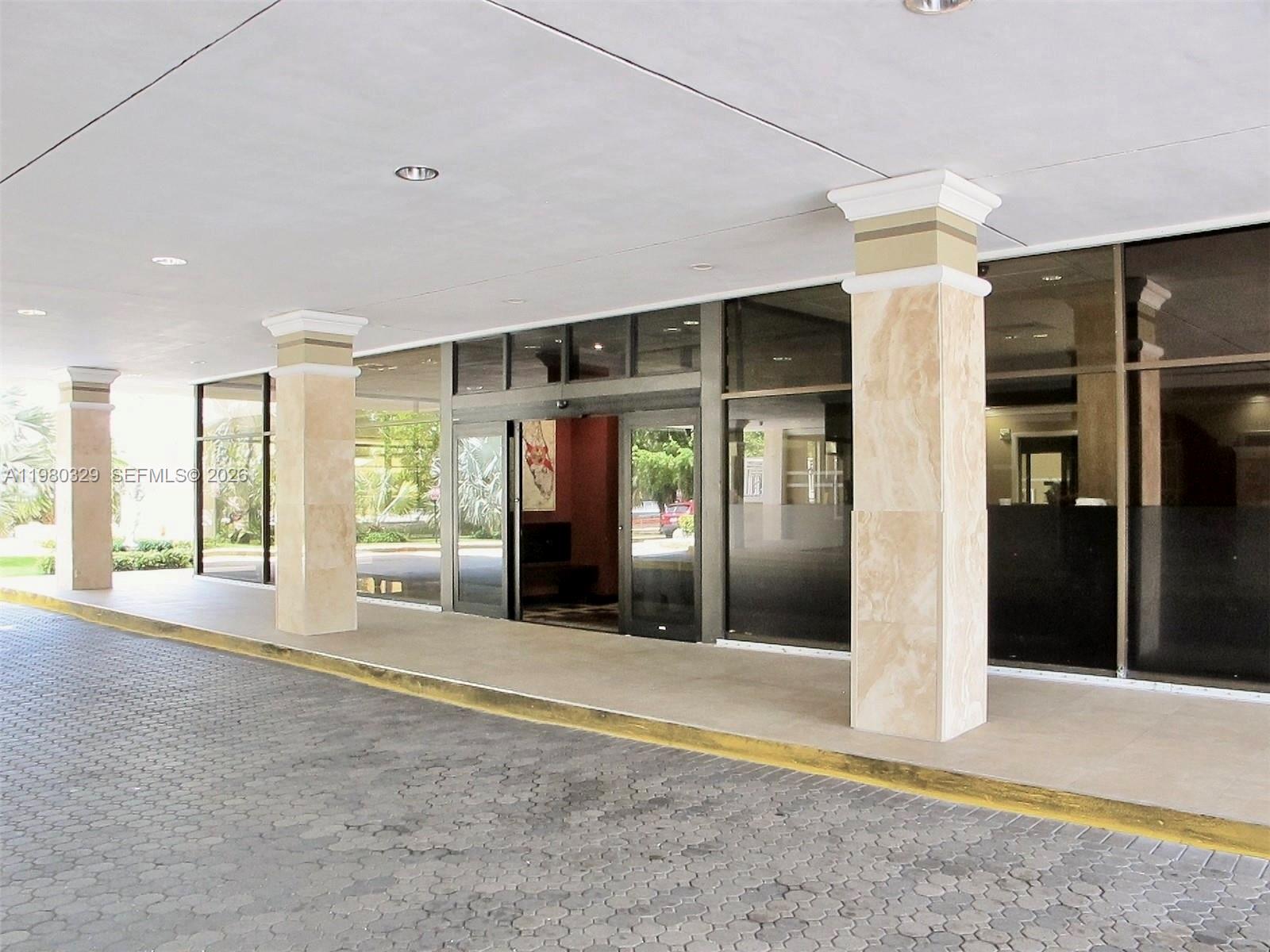 400 Kings Point Dr # 812