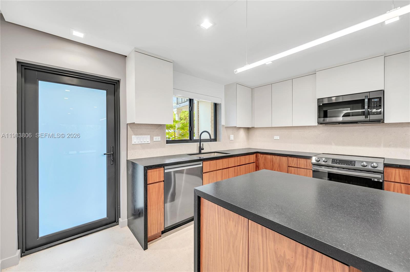 2211 NE 122nd St # 2211