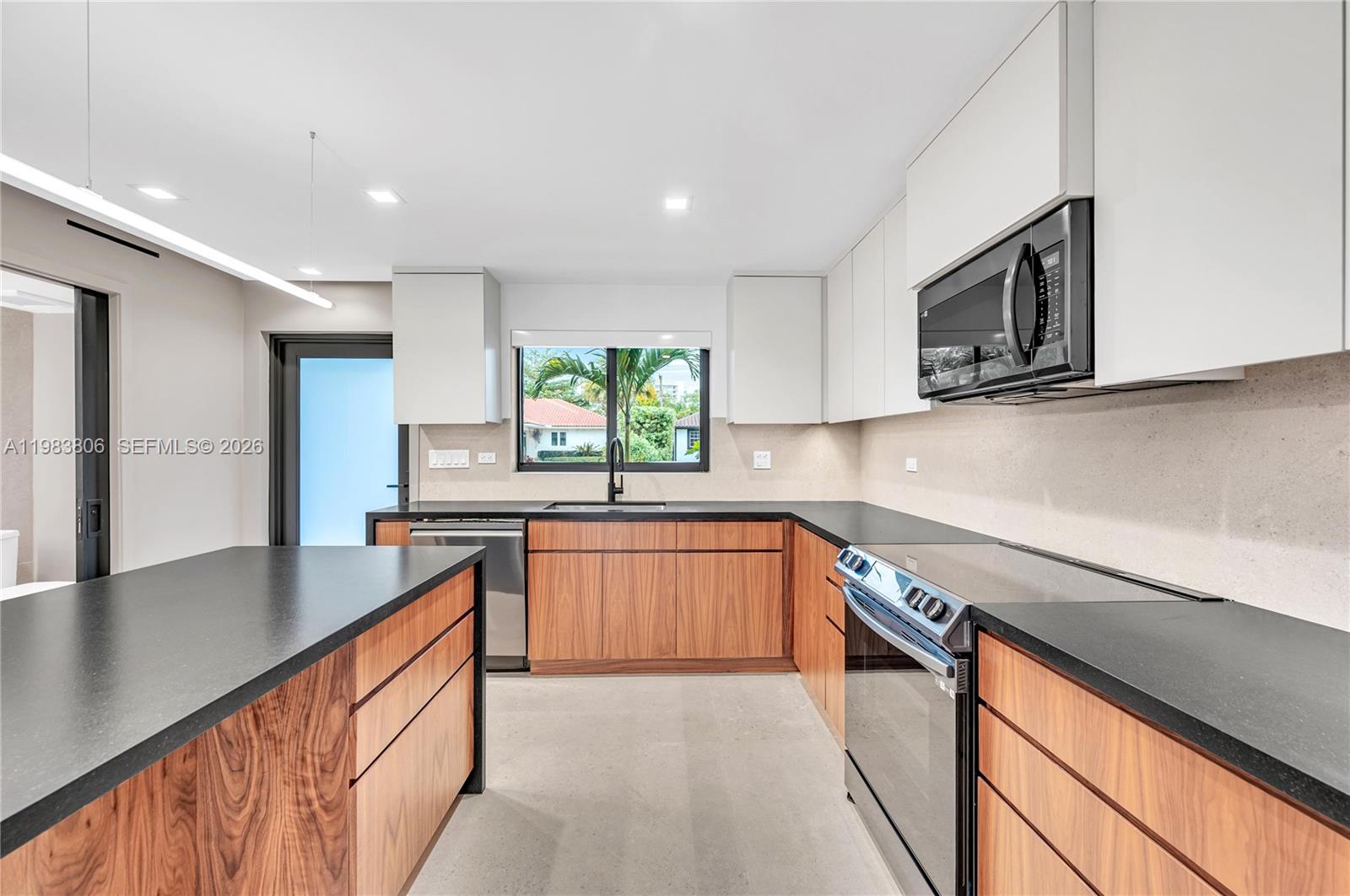 2211 NE 122nd St # 2211