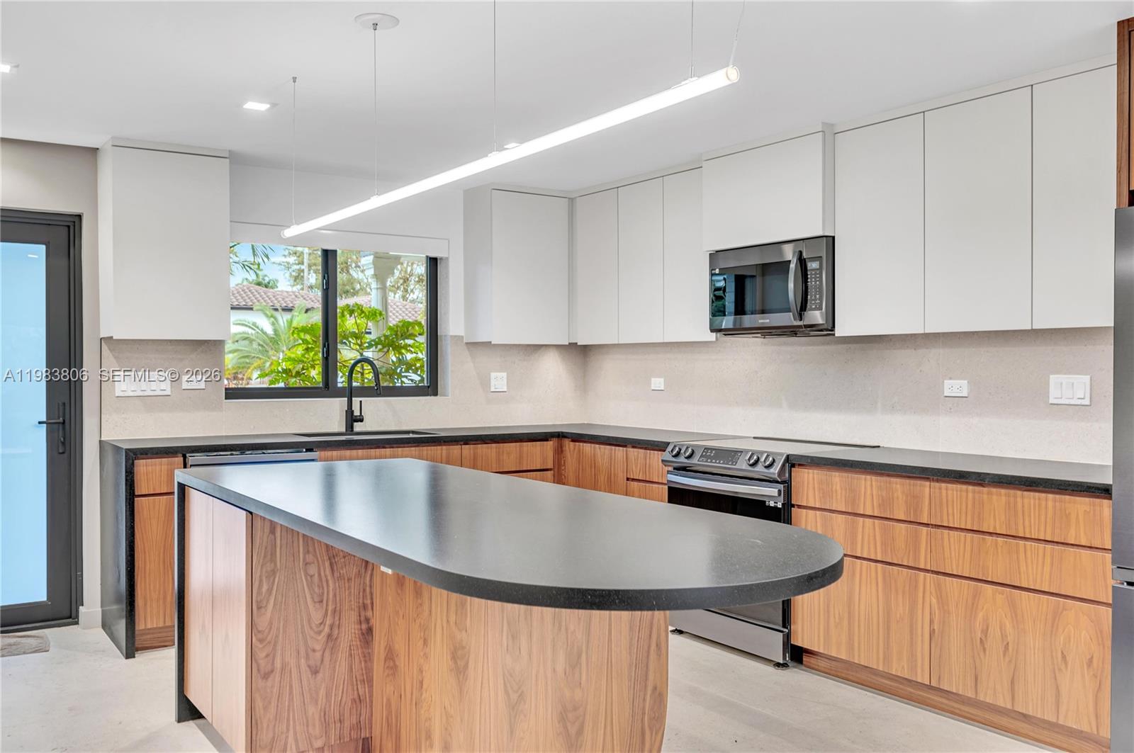 2211 NE 122nd St # 2211