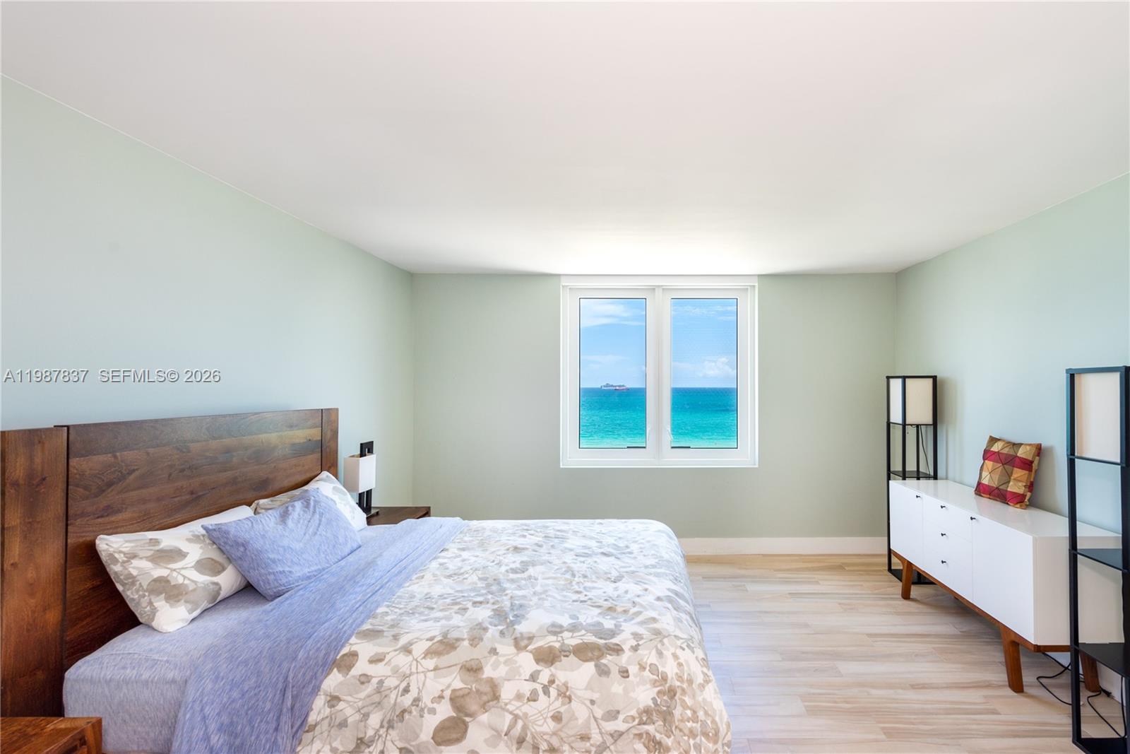 2301 Collins Ave # 1009