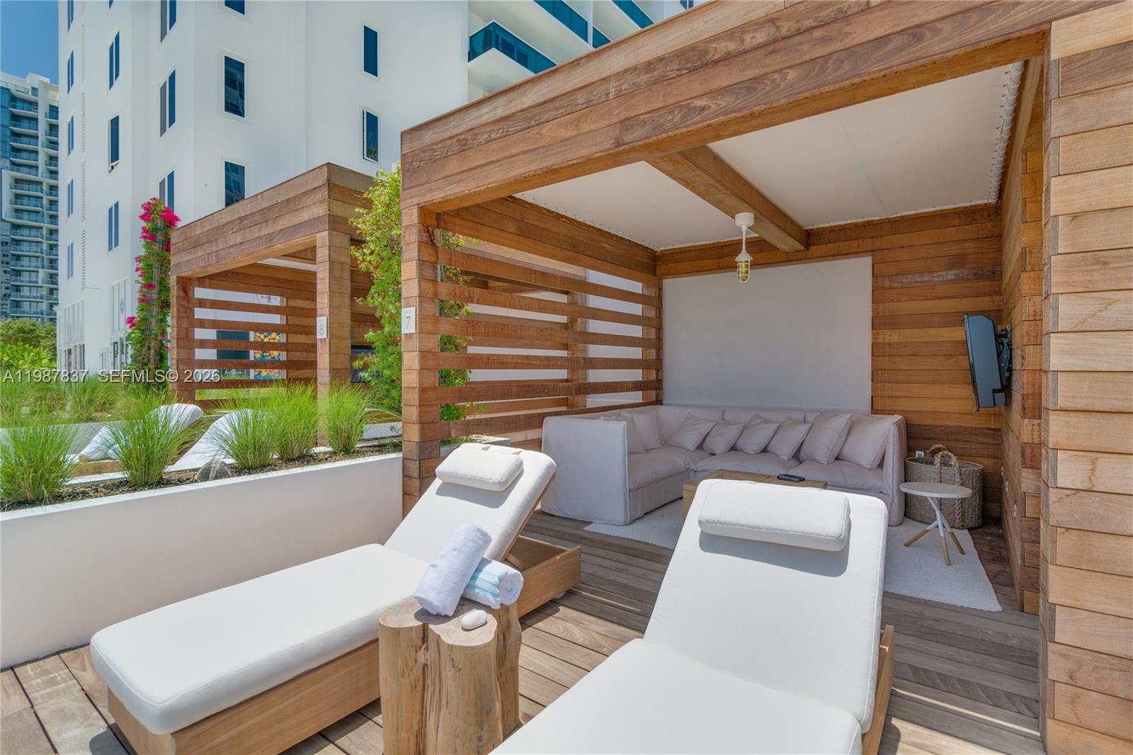 2301 Collins Ave # 1009