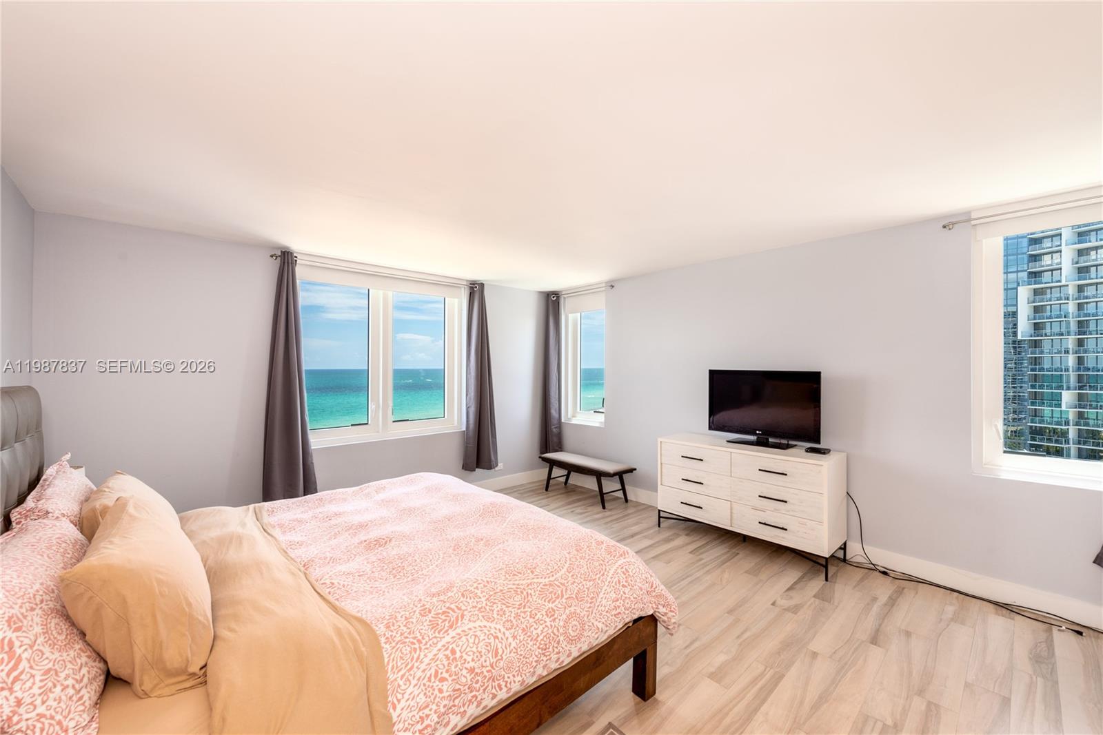 2301 Collins Ave # 1009