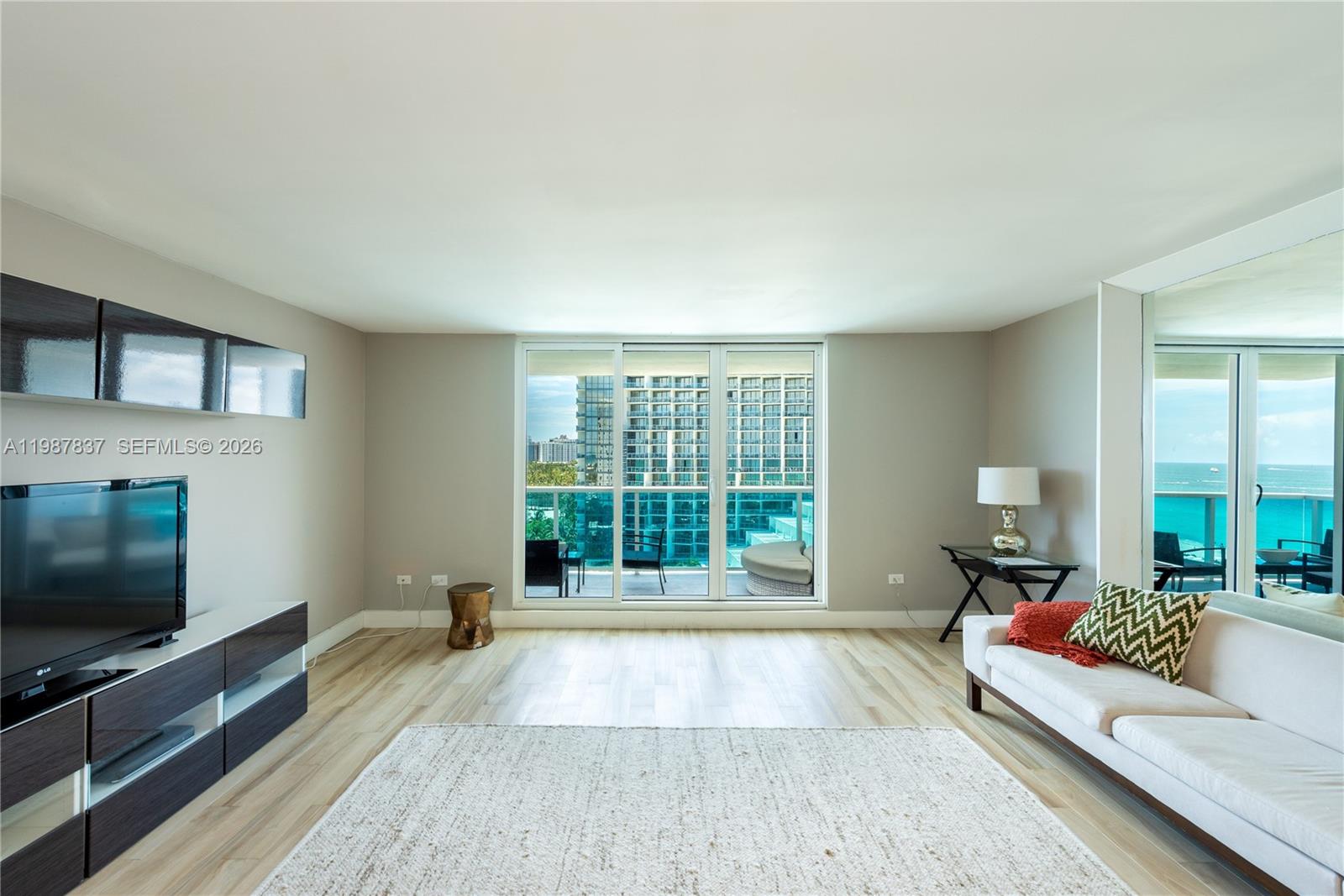 2301 Collins Ave # 1009