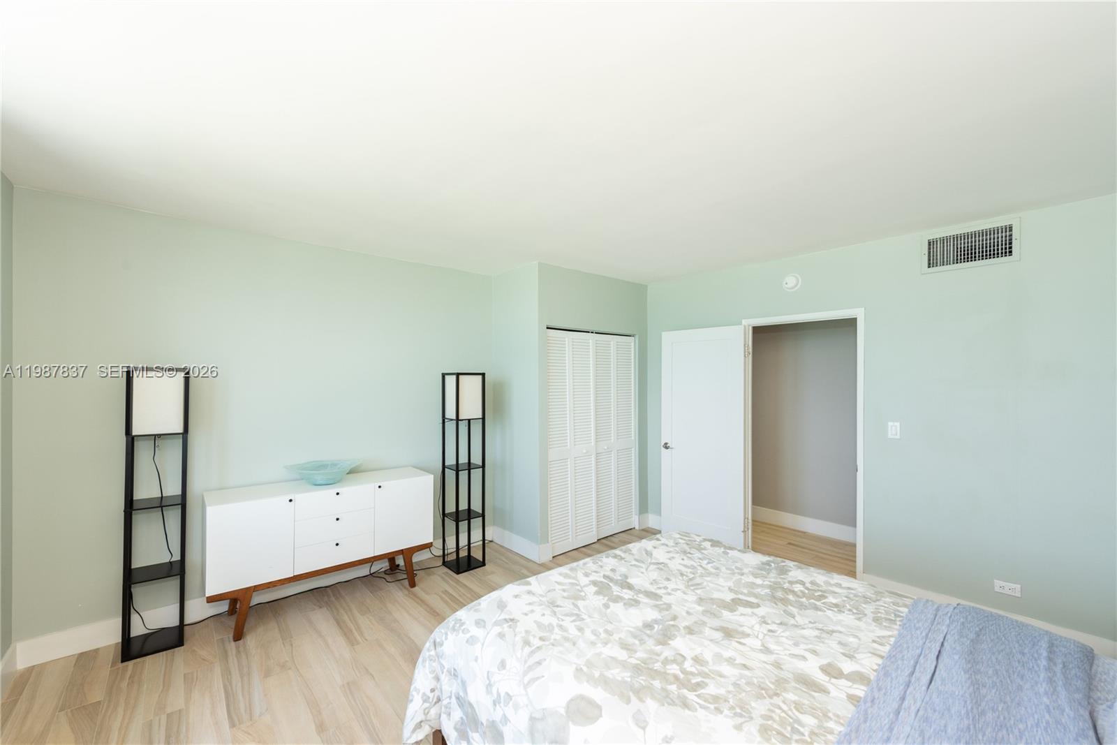 2301 Collins Ave # 1009