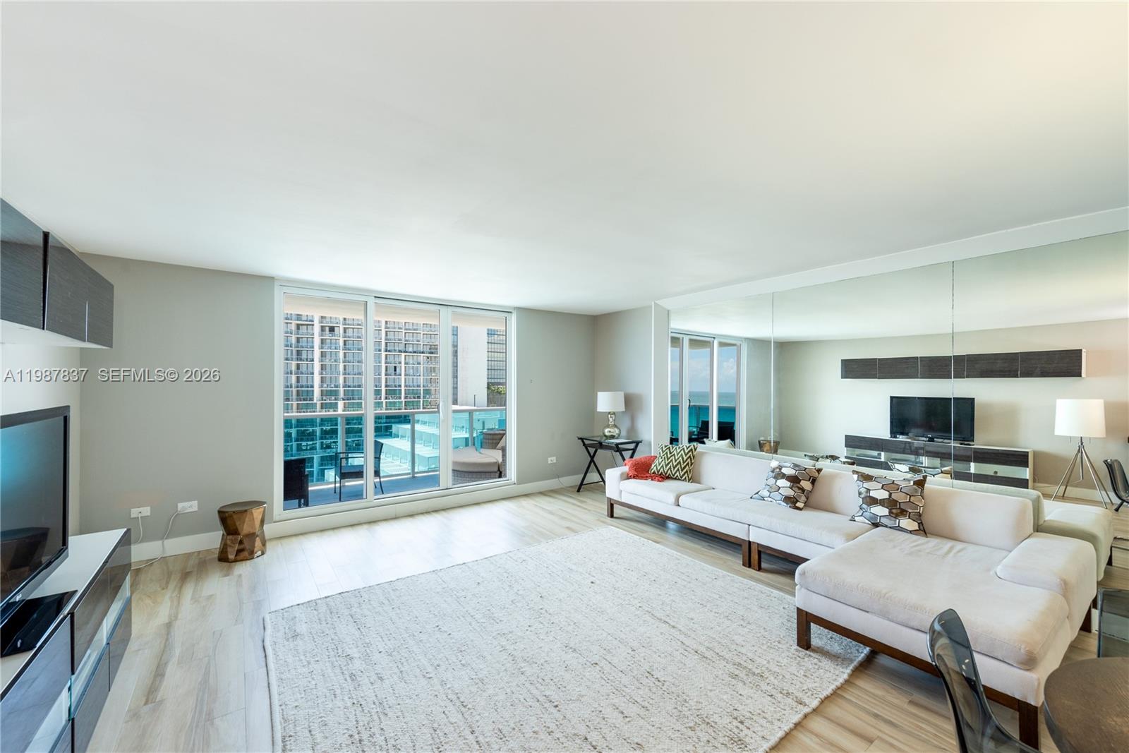 2301 Collins Ave # 1009
