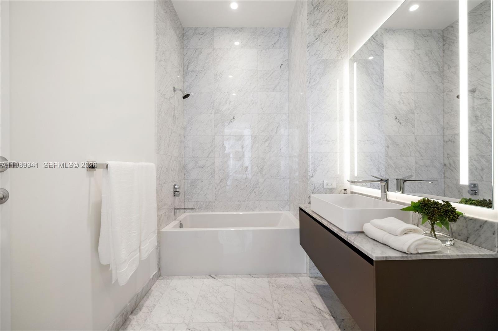 5 Grove Isle Dr Unit: PHS01