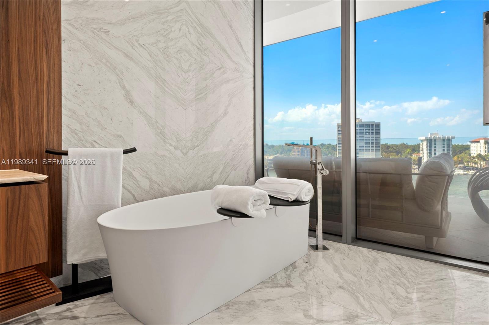 5 Grove Isle Dr Unit: PHS01