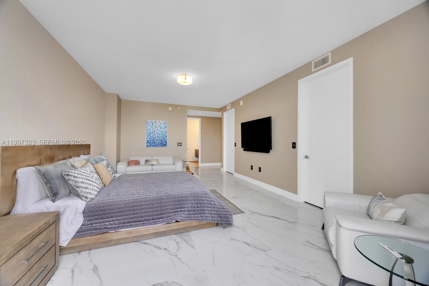 301 Altara Ave Unit: LPH914