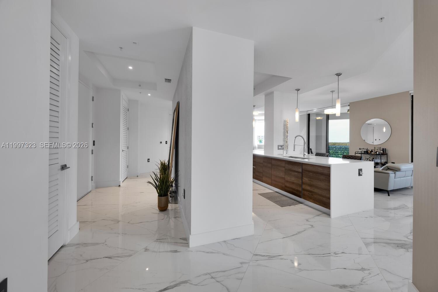 301 Altara Ave Unit: LPH914