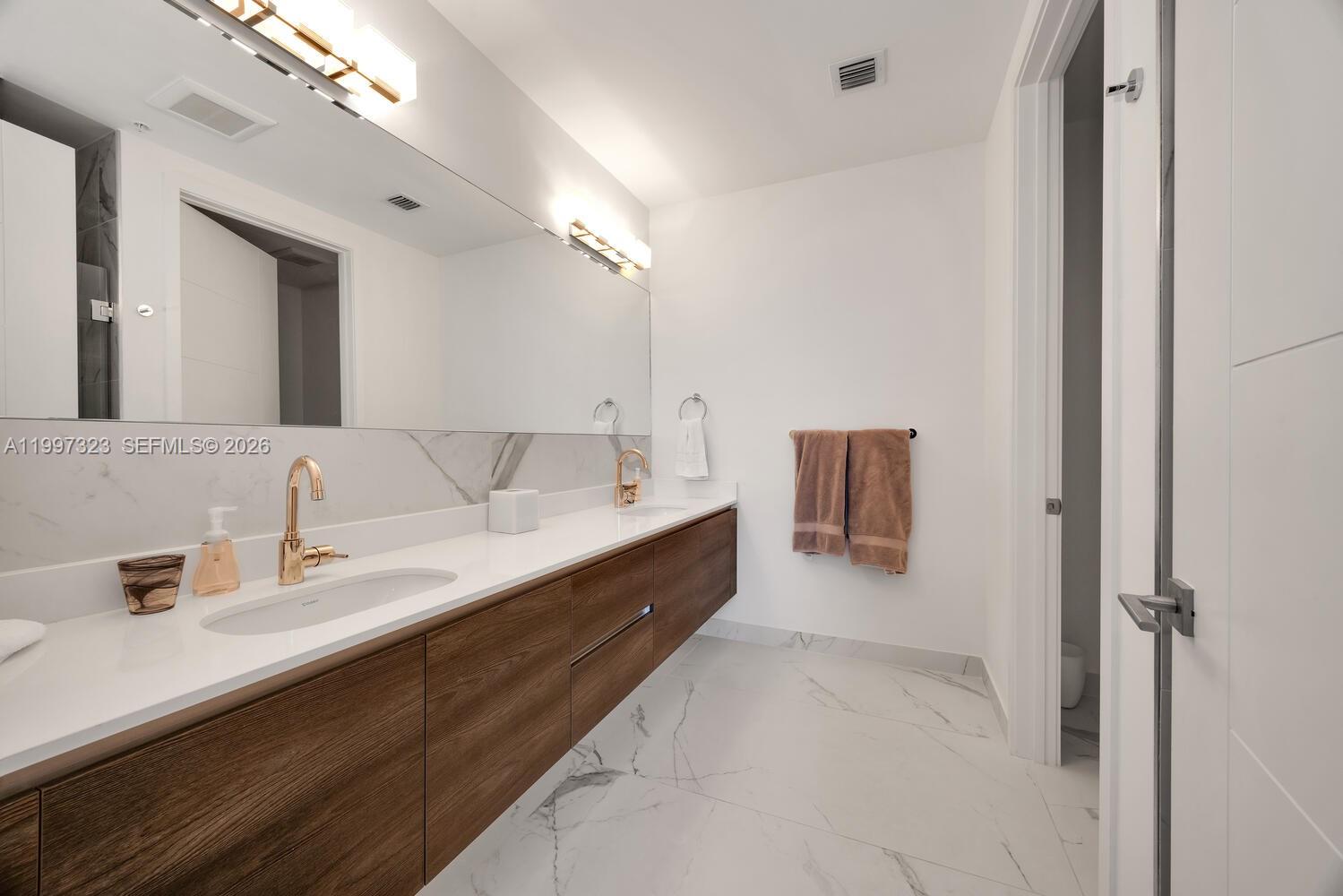 301 Altara Ave Unit: LPH914