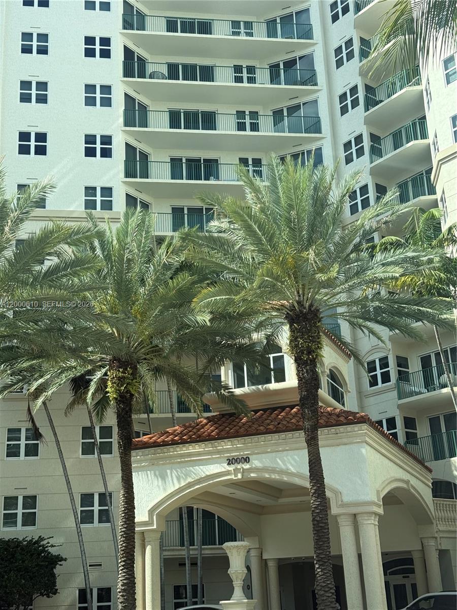20000 E Country Club Dr Unit: PH09