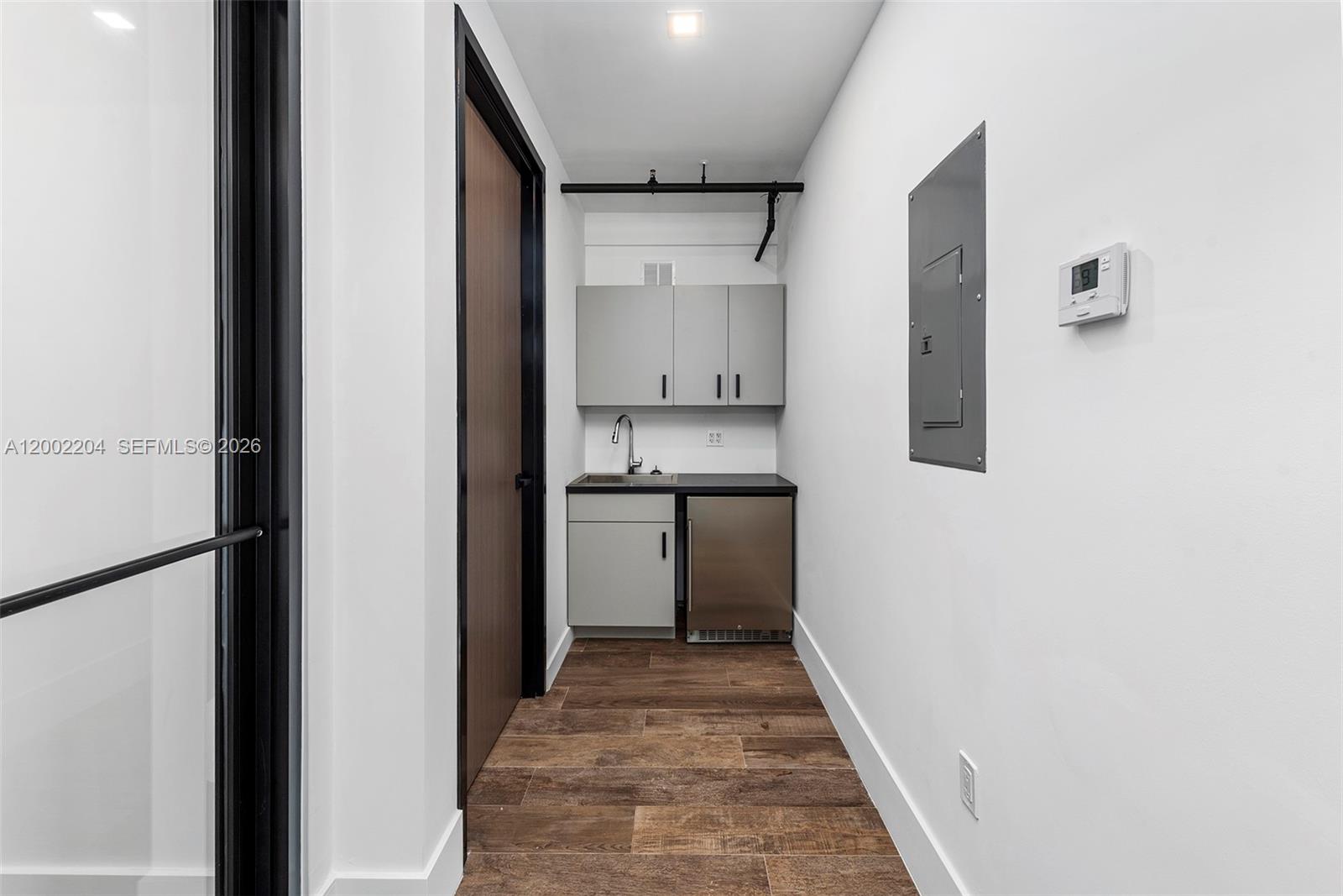 3080 Sheridan St Warehouse + Office