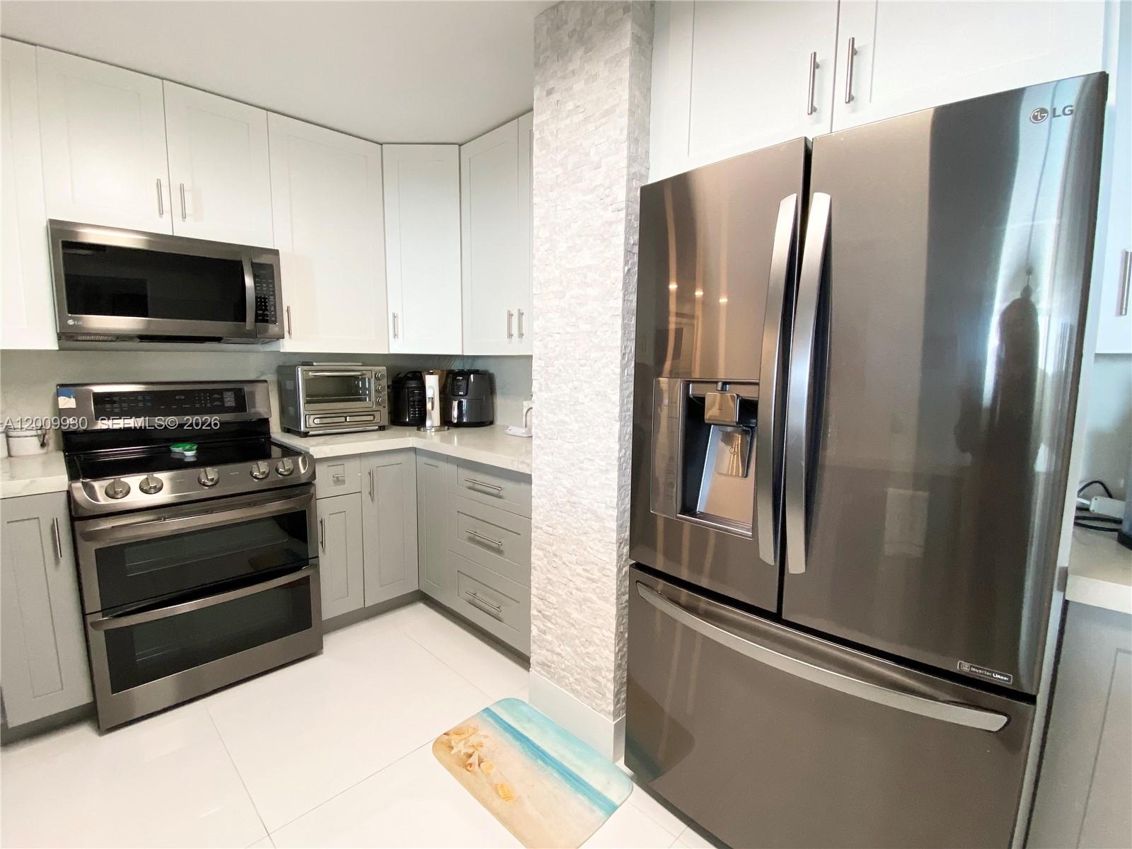6450 Collins Ave # 1004