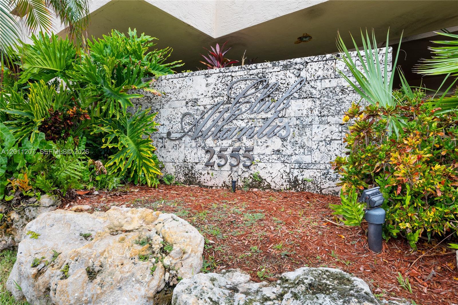 2555 Collins Ave # 2014