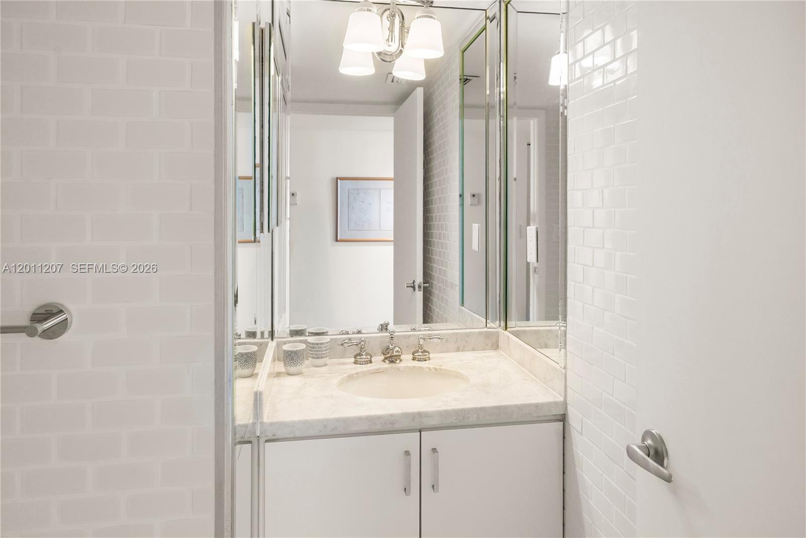 2555 Collins Ave # 2014