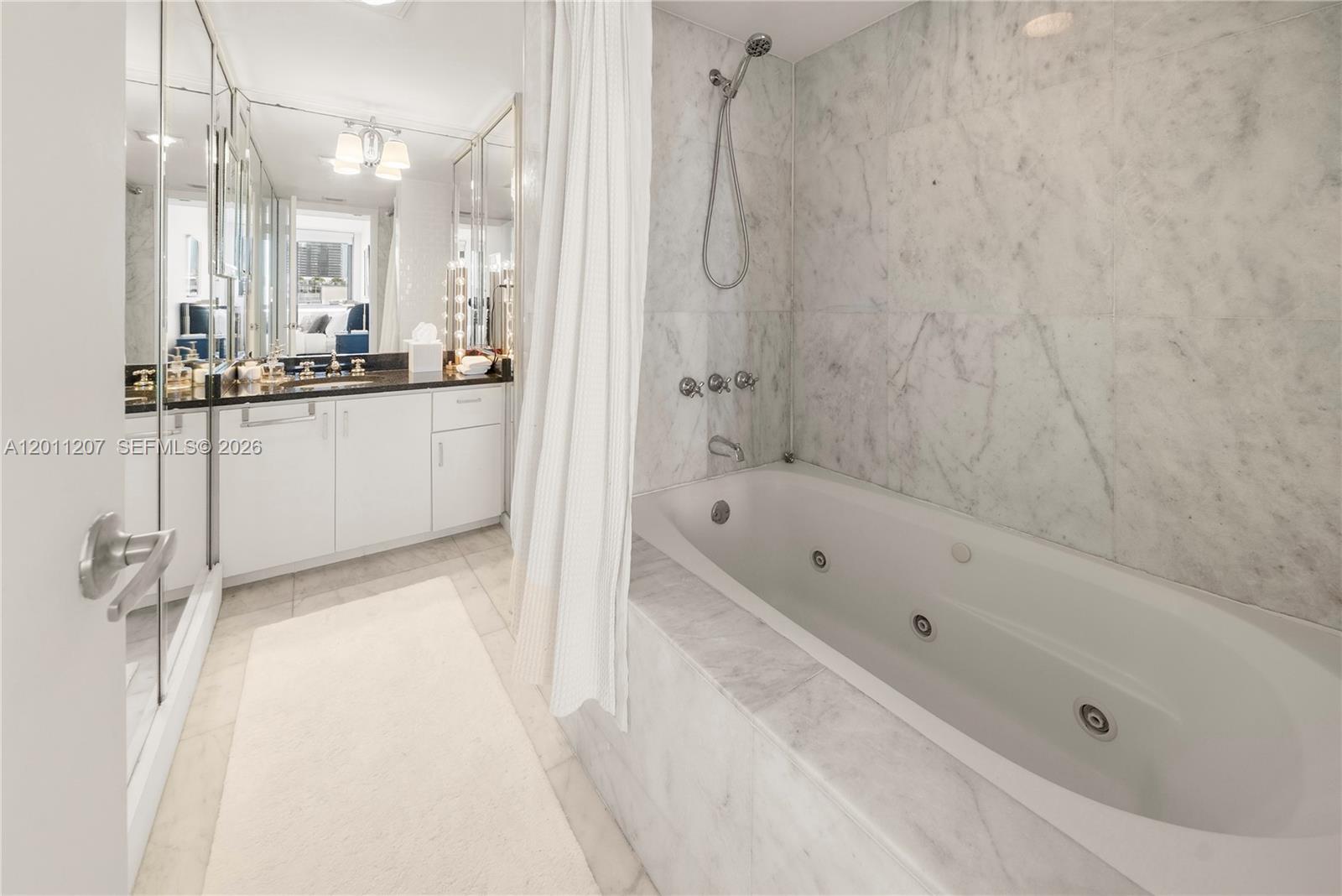 2555 Collins Ave # 2014