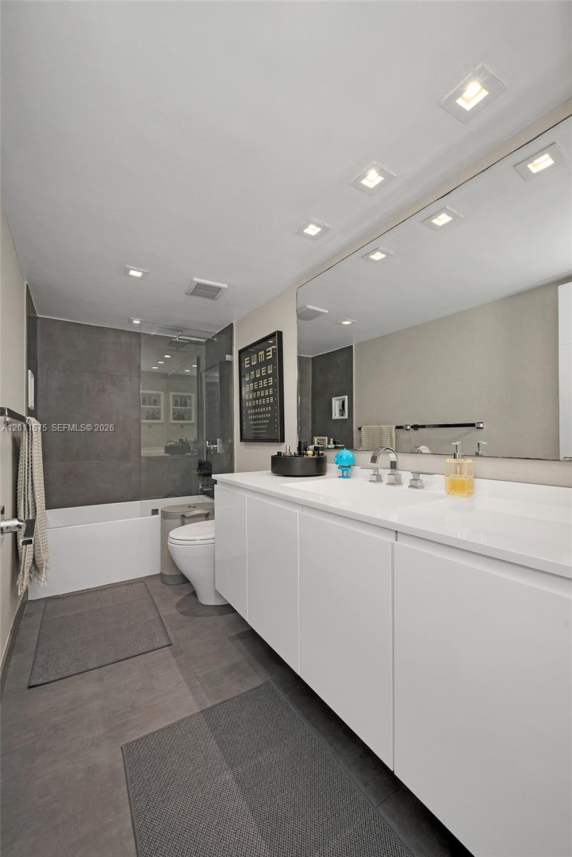 881 Ocean Dr # 7D