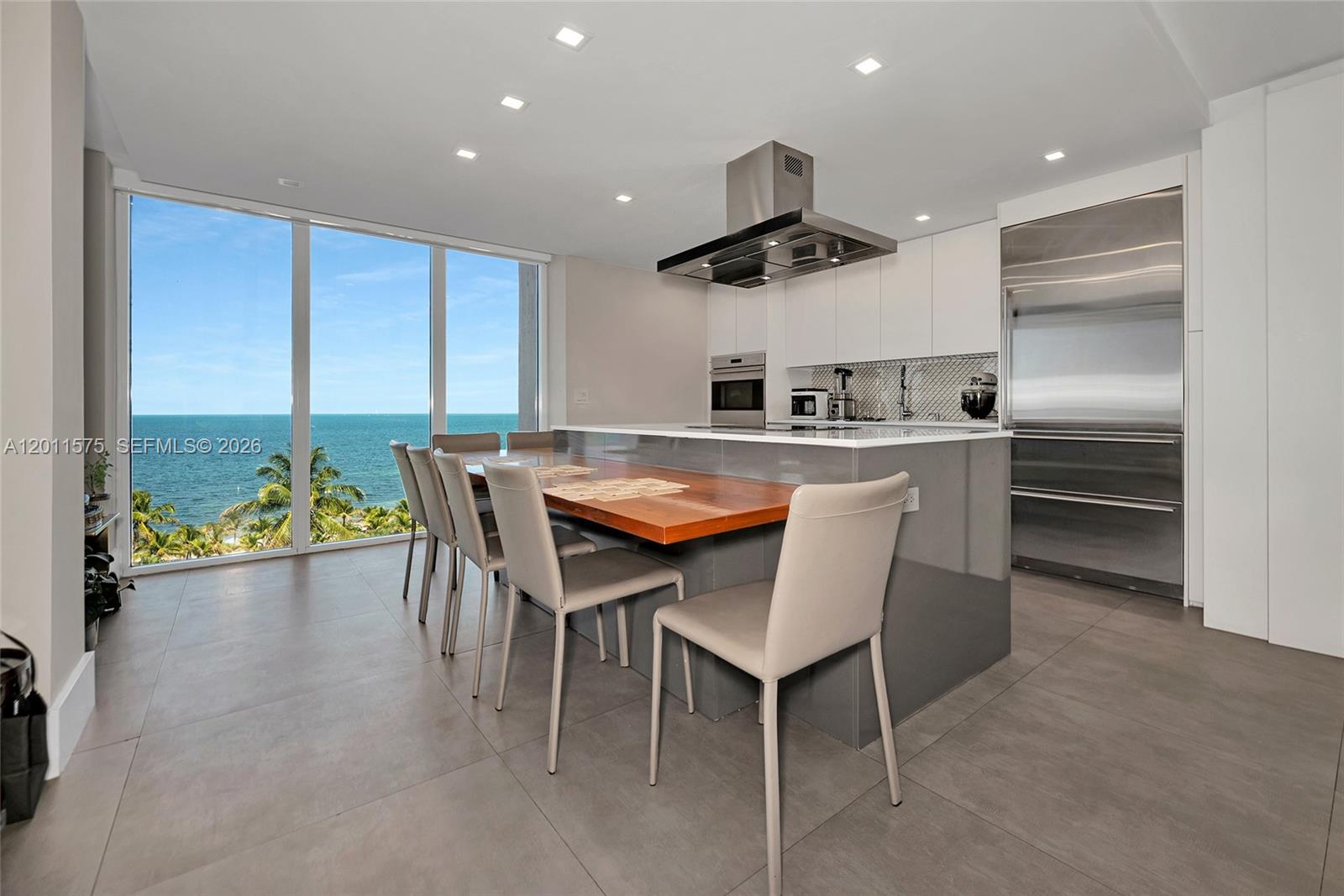 881 Ocean Dr # 7D