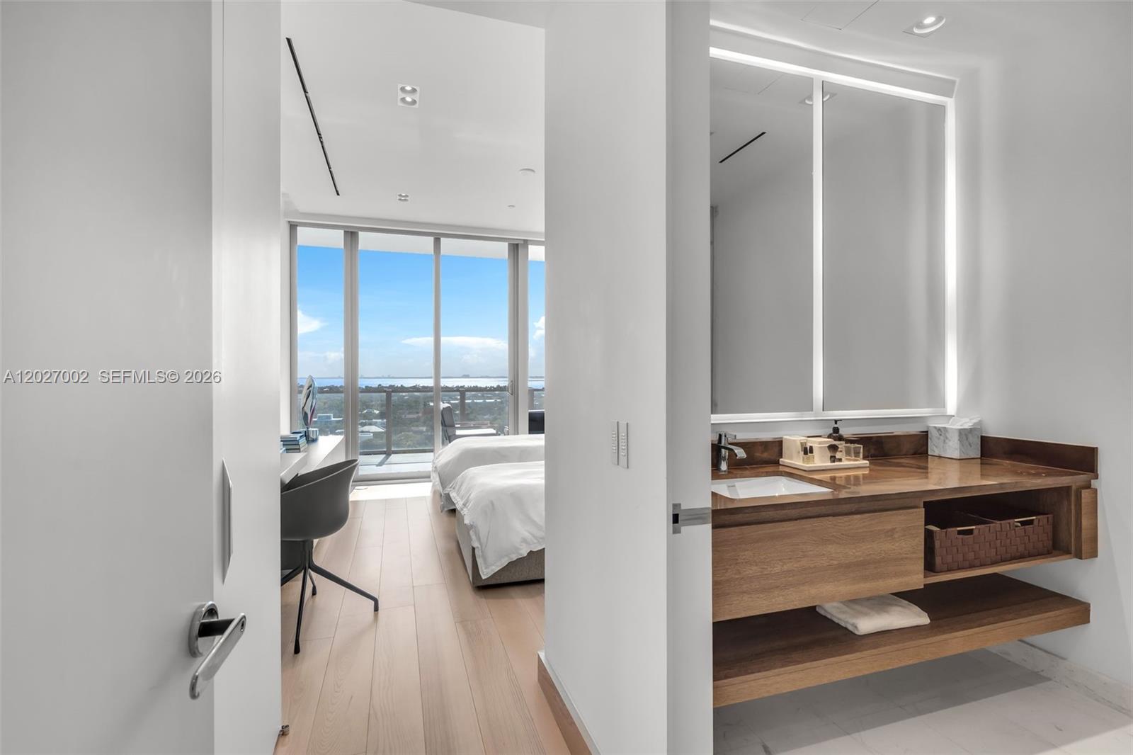 350 Ocean Dr Unit: LPH2N