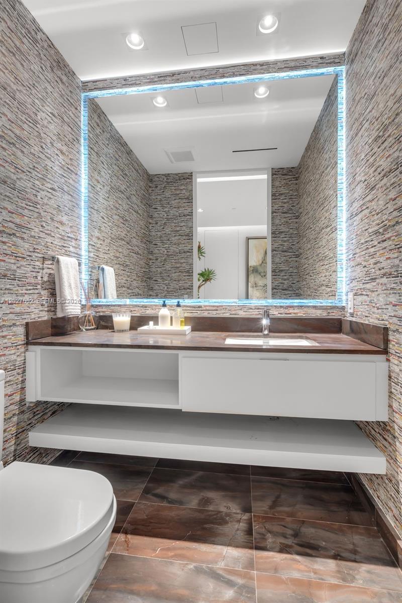 350 Ocean Dr Unit: LPH2N