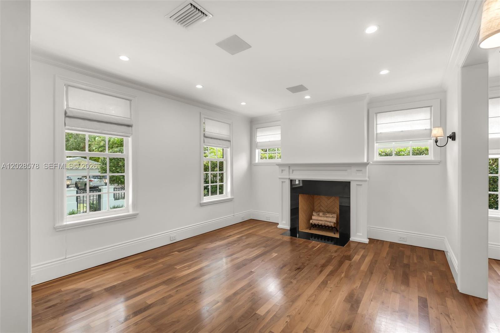 1233 Alegriano Ave
