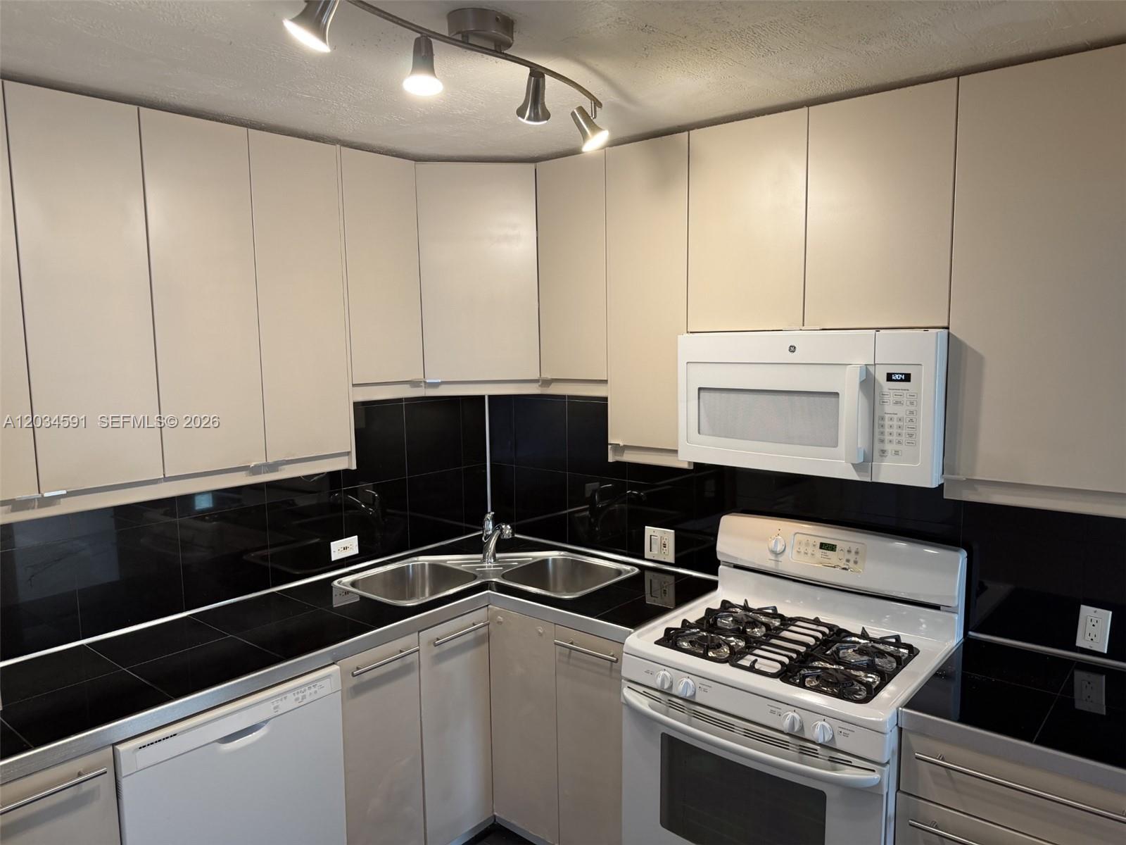 13120 SW 92nd Ave # 404 Unit: B-404