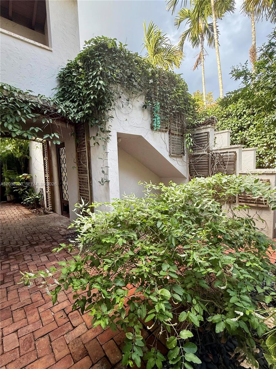 455 Amalfi Ave