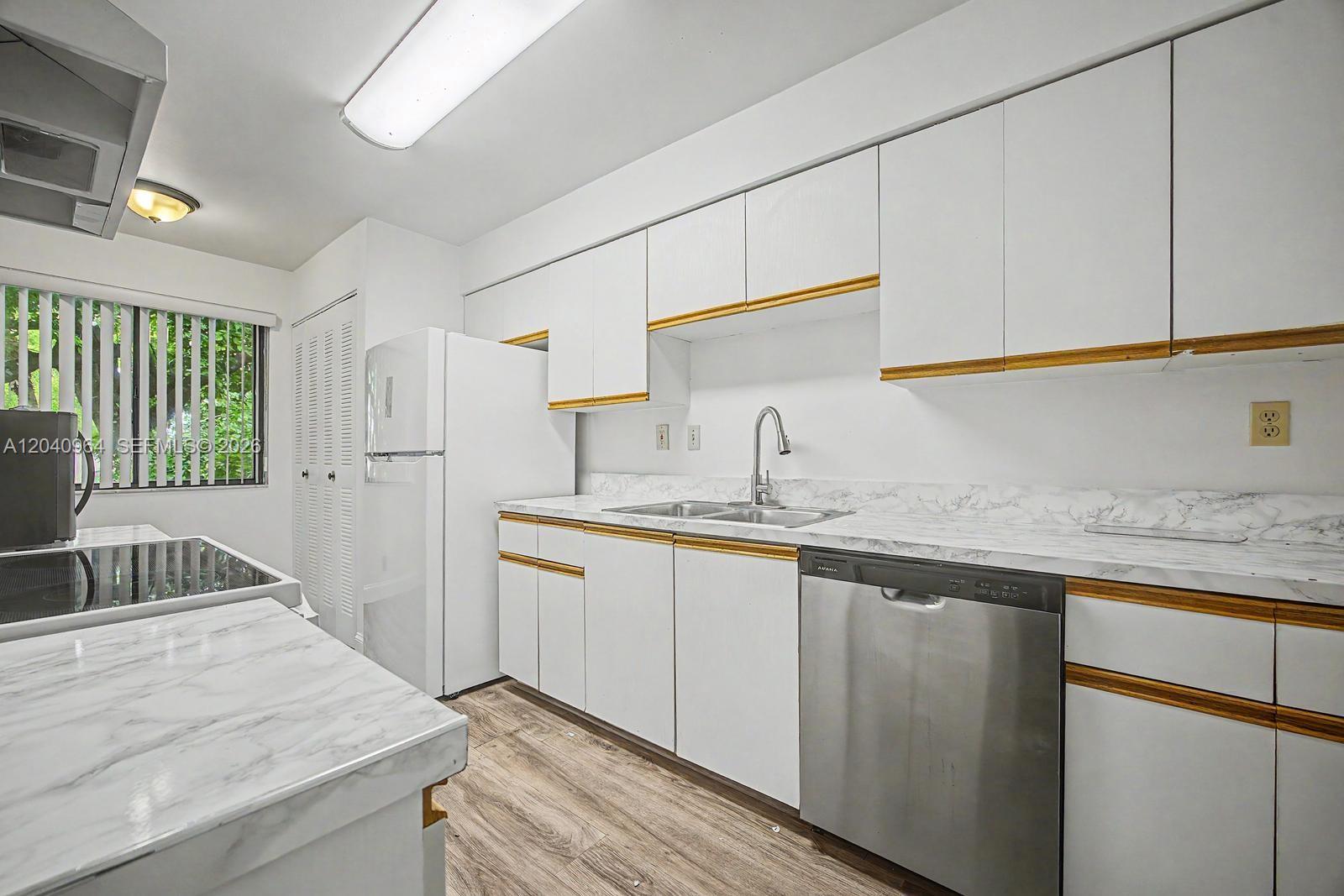 15575 N Miami Lakeway N # 206