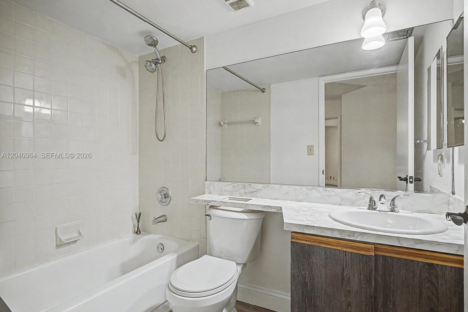 15575 N Miami Lakeway N # 206