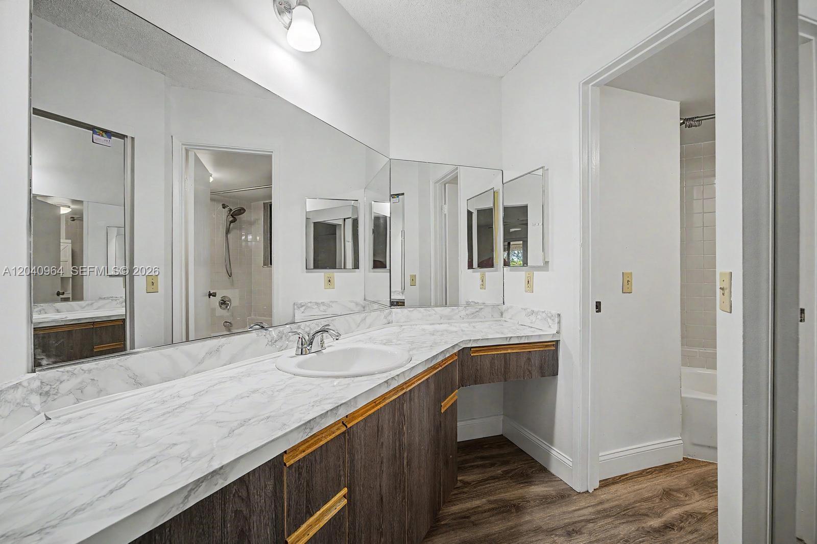 15575 N Miami Lakeway N # 206