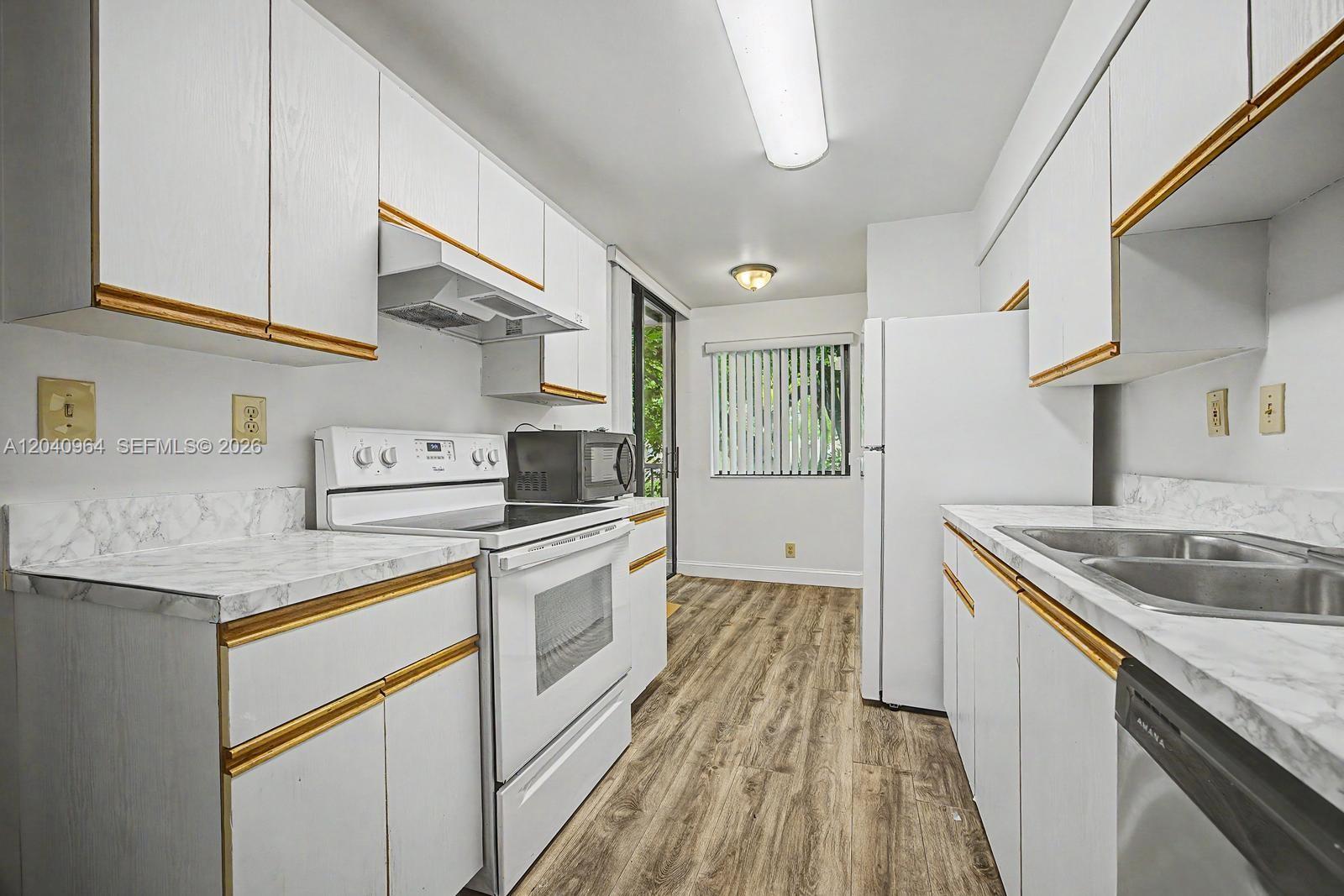 15575 N Miami Lakeway N # 206
