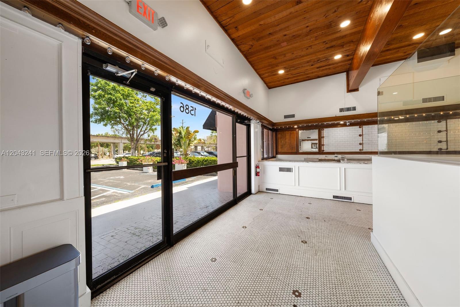 1586 S Dixie Hwy