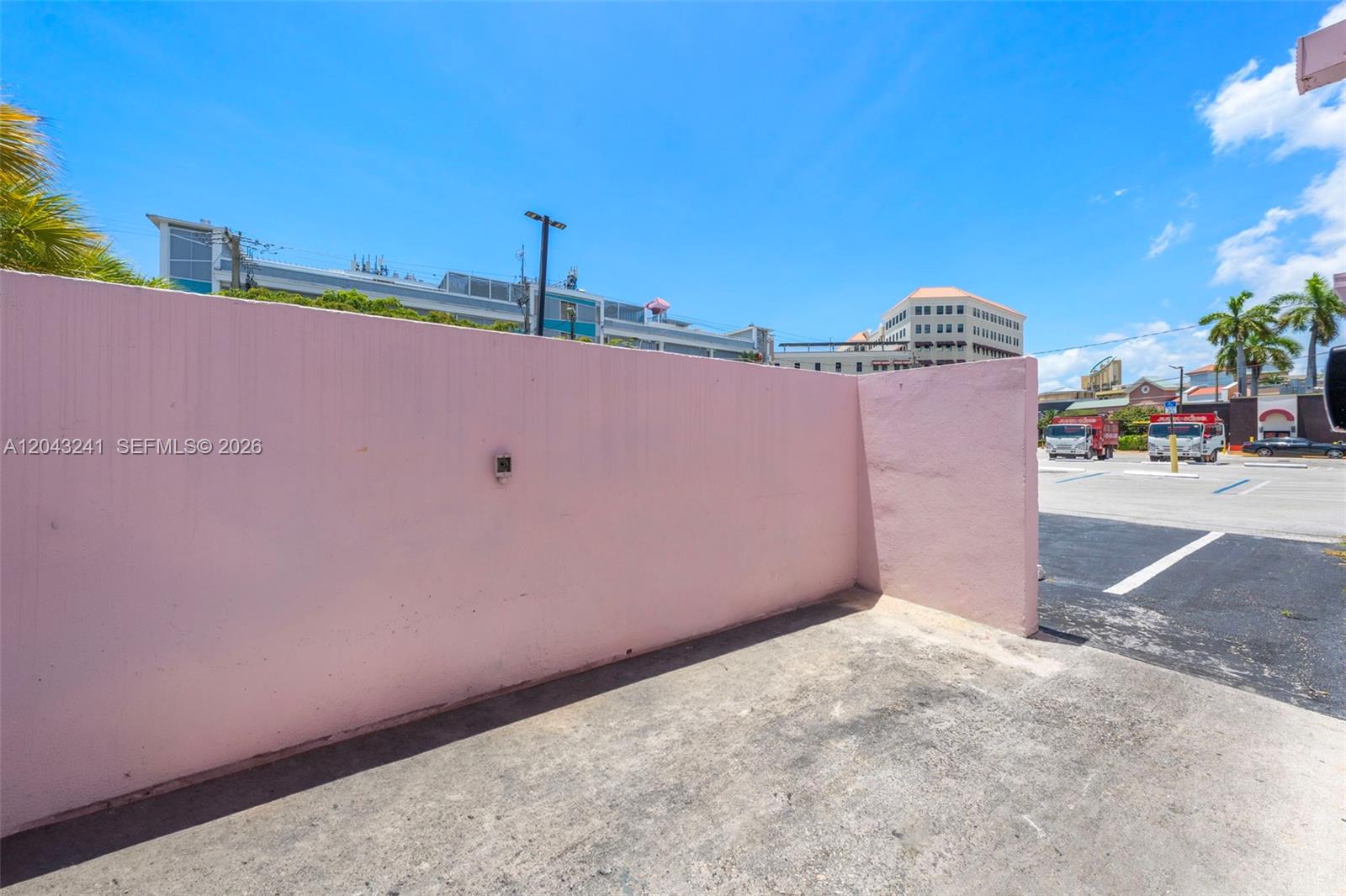1586 S Dixie Hwy