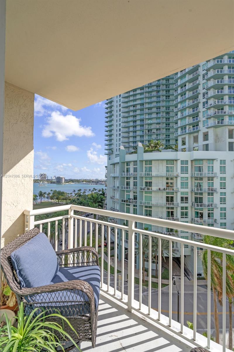 2000 N Bayshore Dr # 909