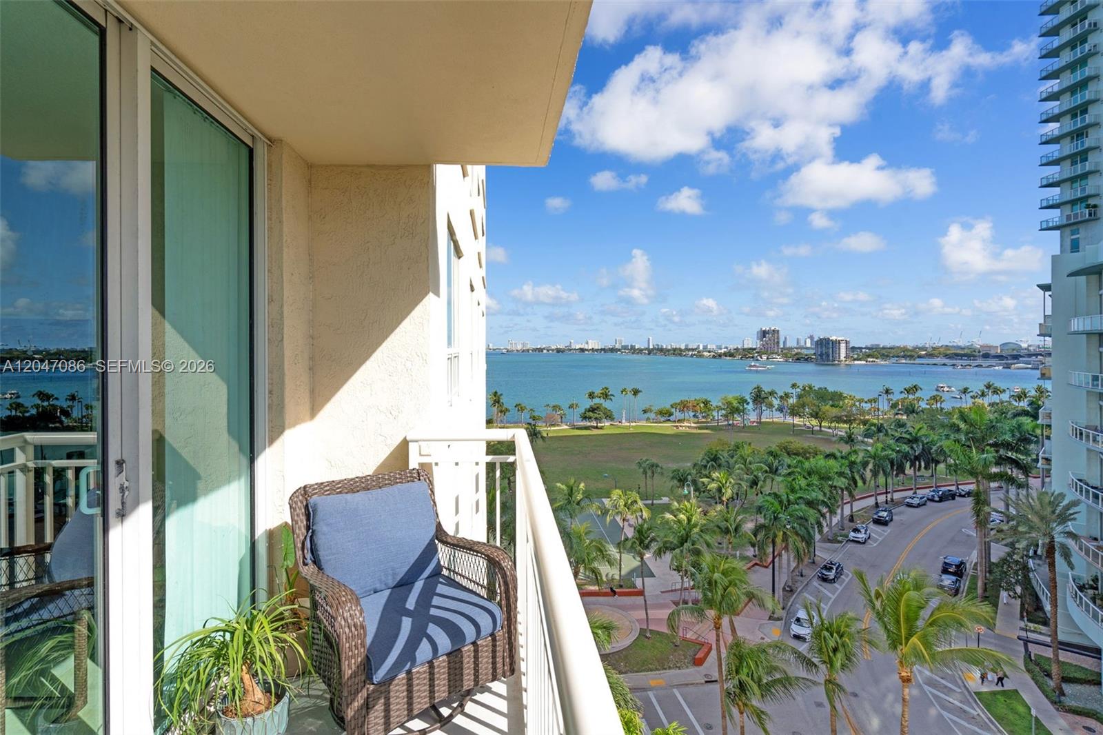 2000 N Bayshore Dr # 909