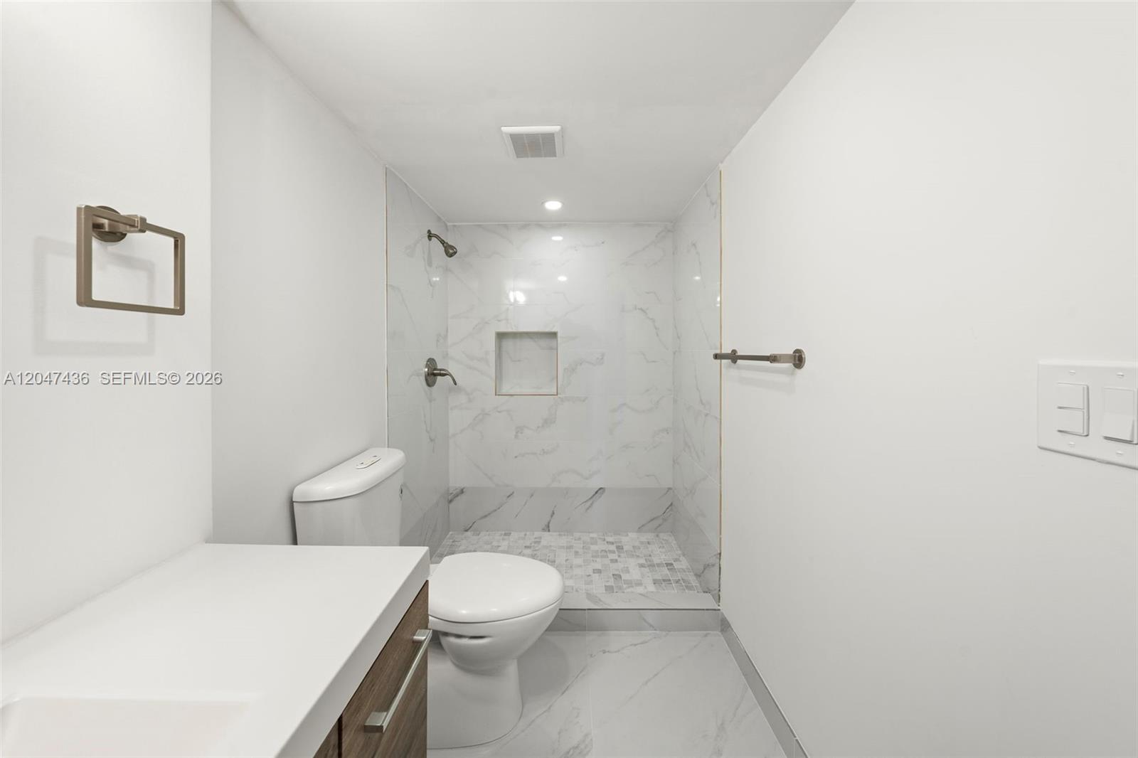 2555 Collins Ave # 706