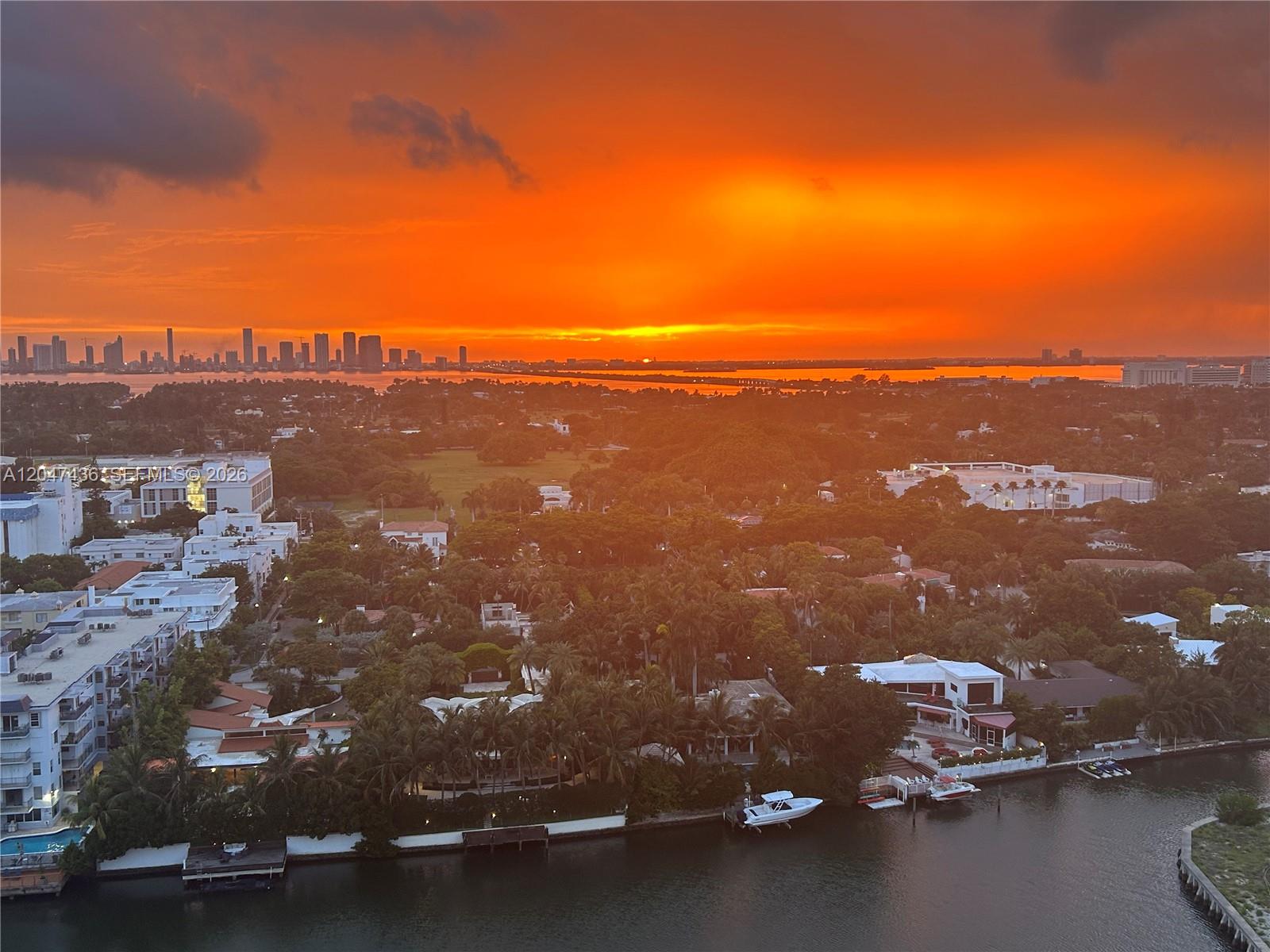 2555 Collins Ave # 706