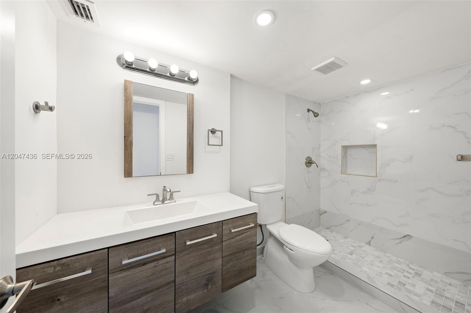 2555 Collins Ave # 706