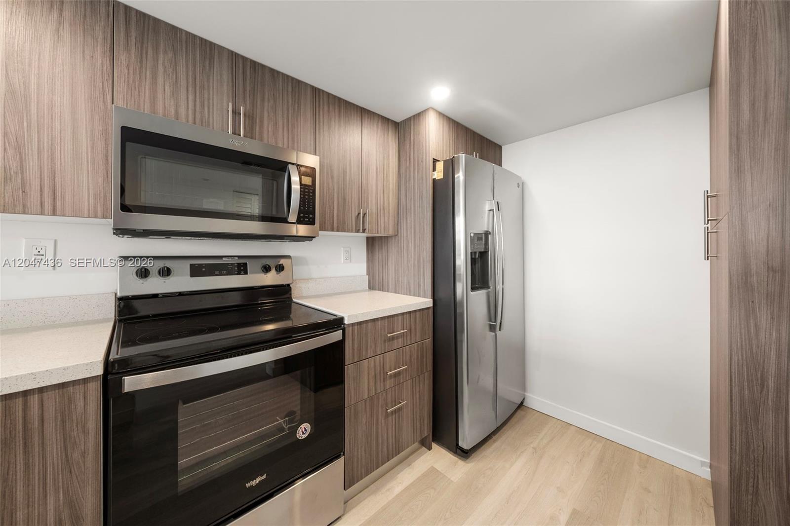 2555 Collins Ave # 706