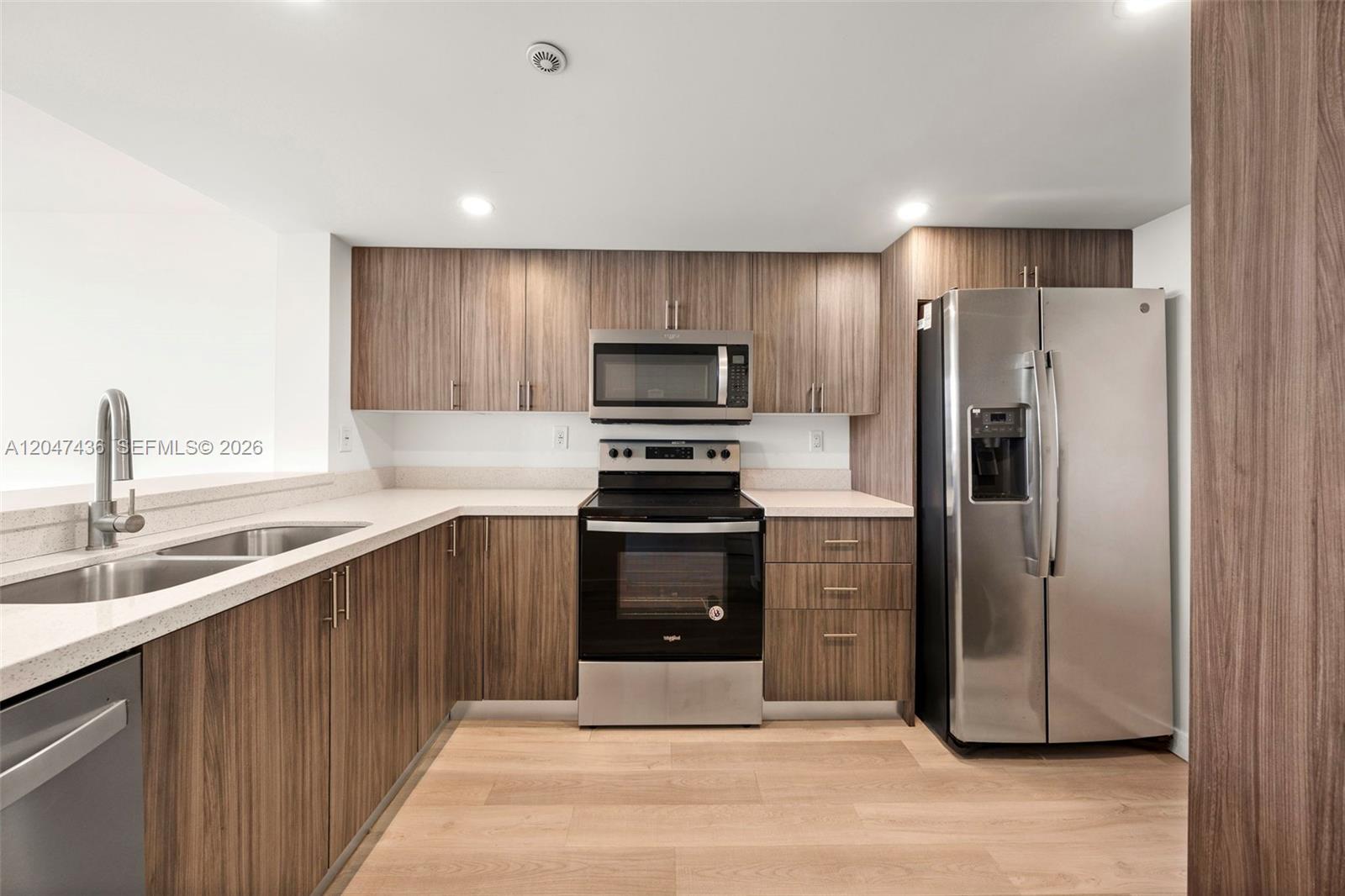 2555 Collins Ave # 706