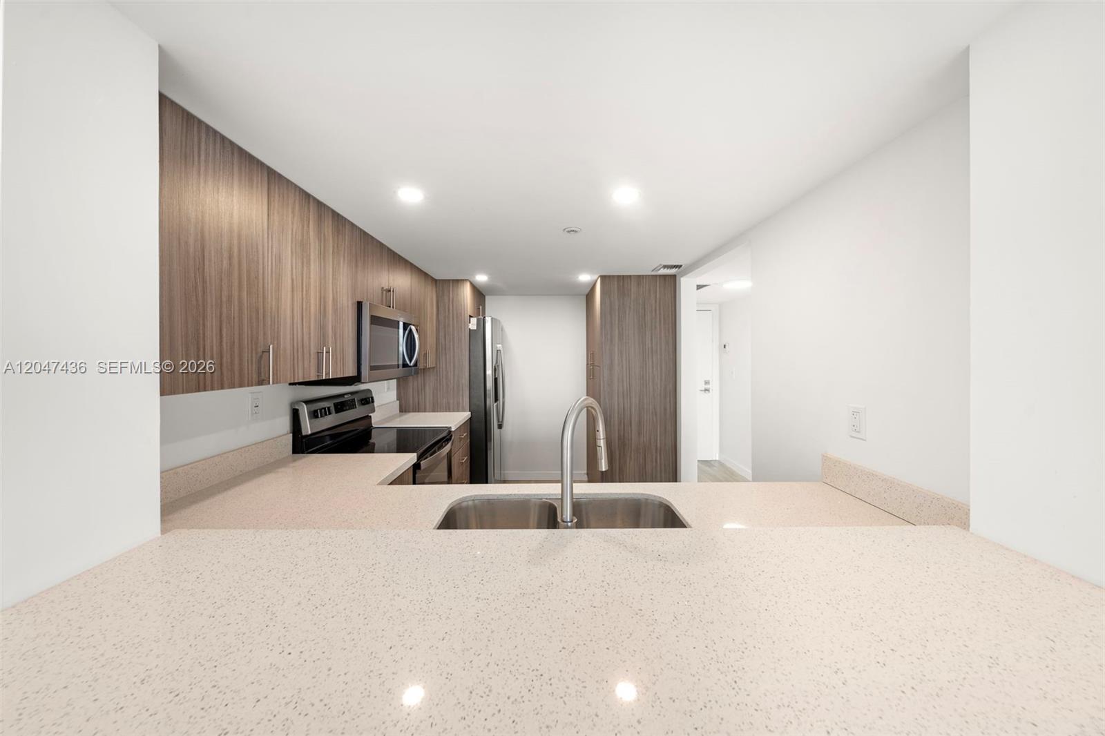 2555 Collins Ave # 706