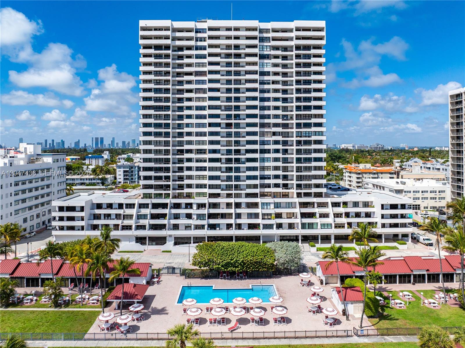 2555 Collins Ave # 706