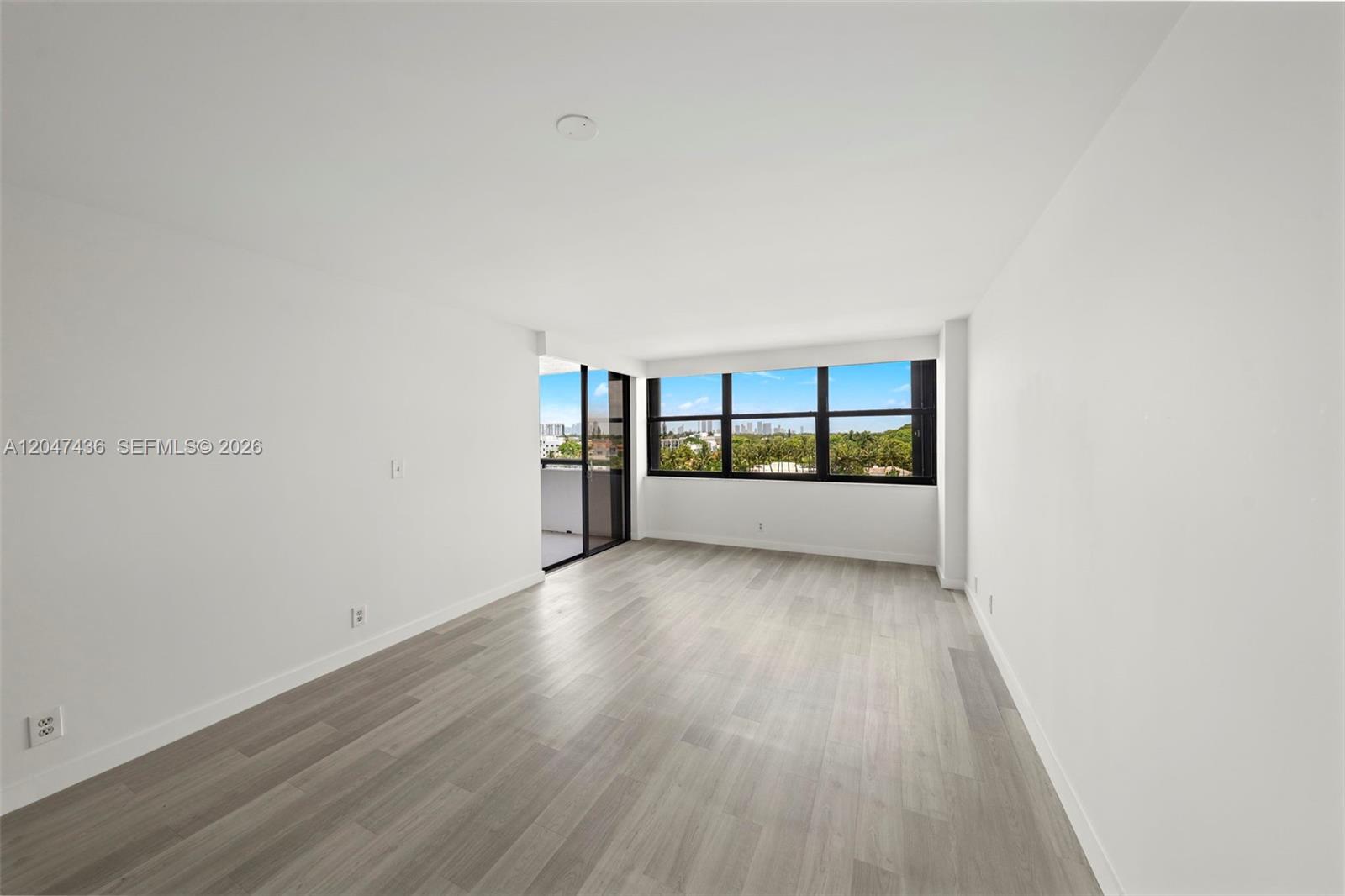 2555 Collins Ave # 706