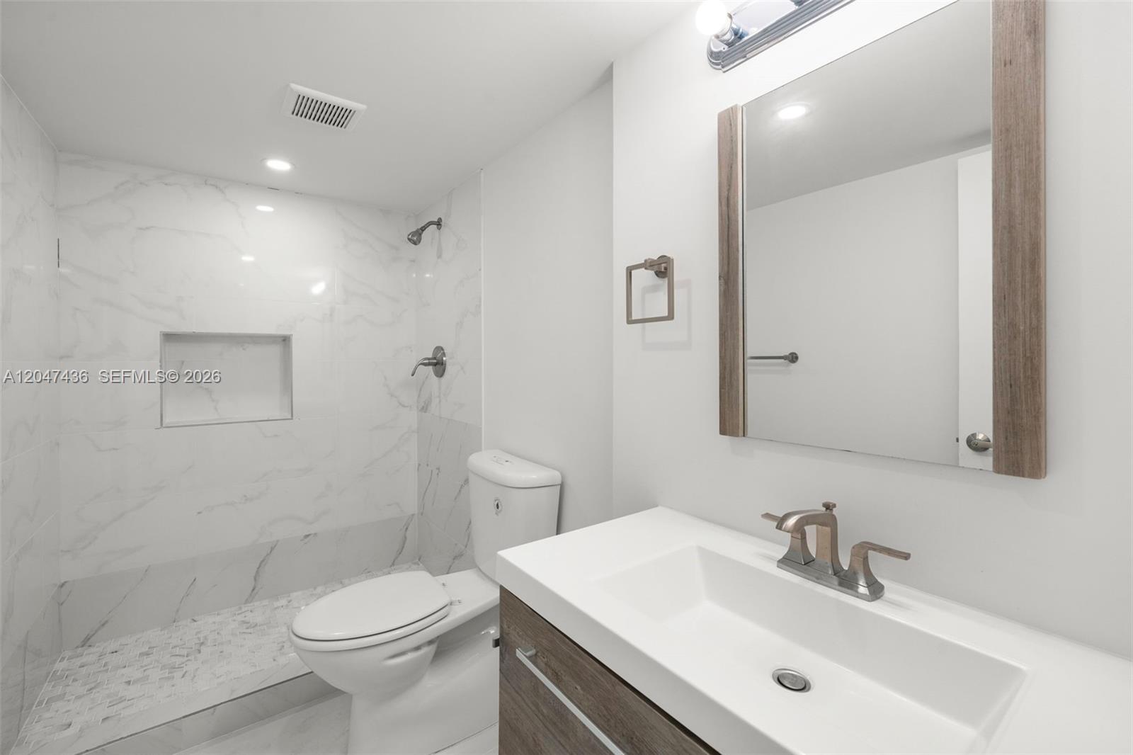 2555 Collins Ave # 706