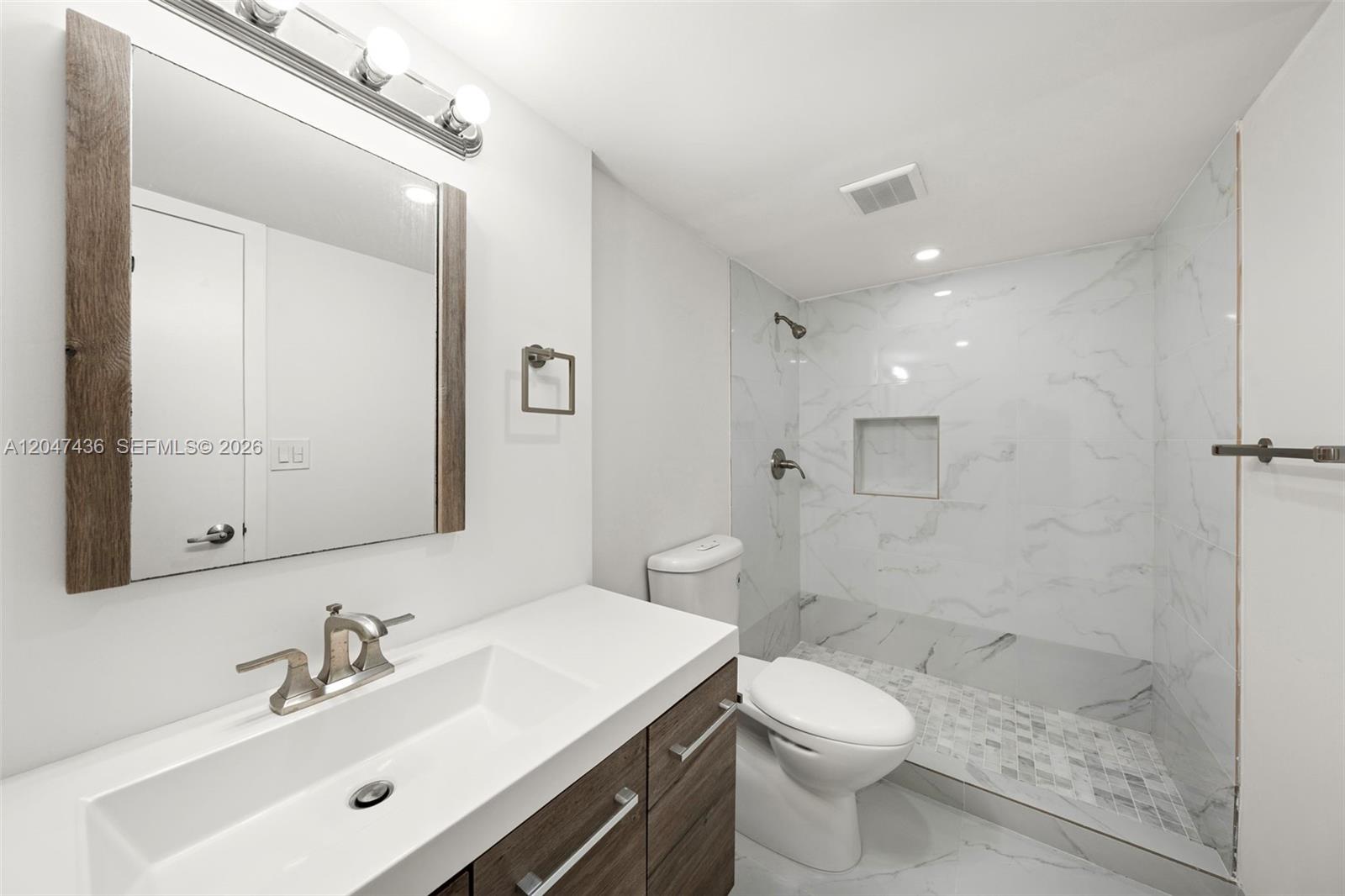 2555 Collins Ave # 706
